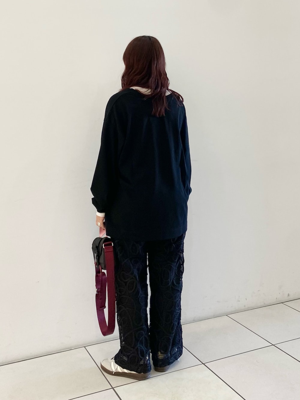 ホワイト系のTシャツ/カットソー、ブラック系のTシャツ/カットソー、ブラック系のショルダーバッグを着用したレディースの秋コーディネートの4枚目の写真