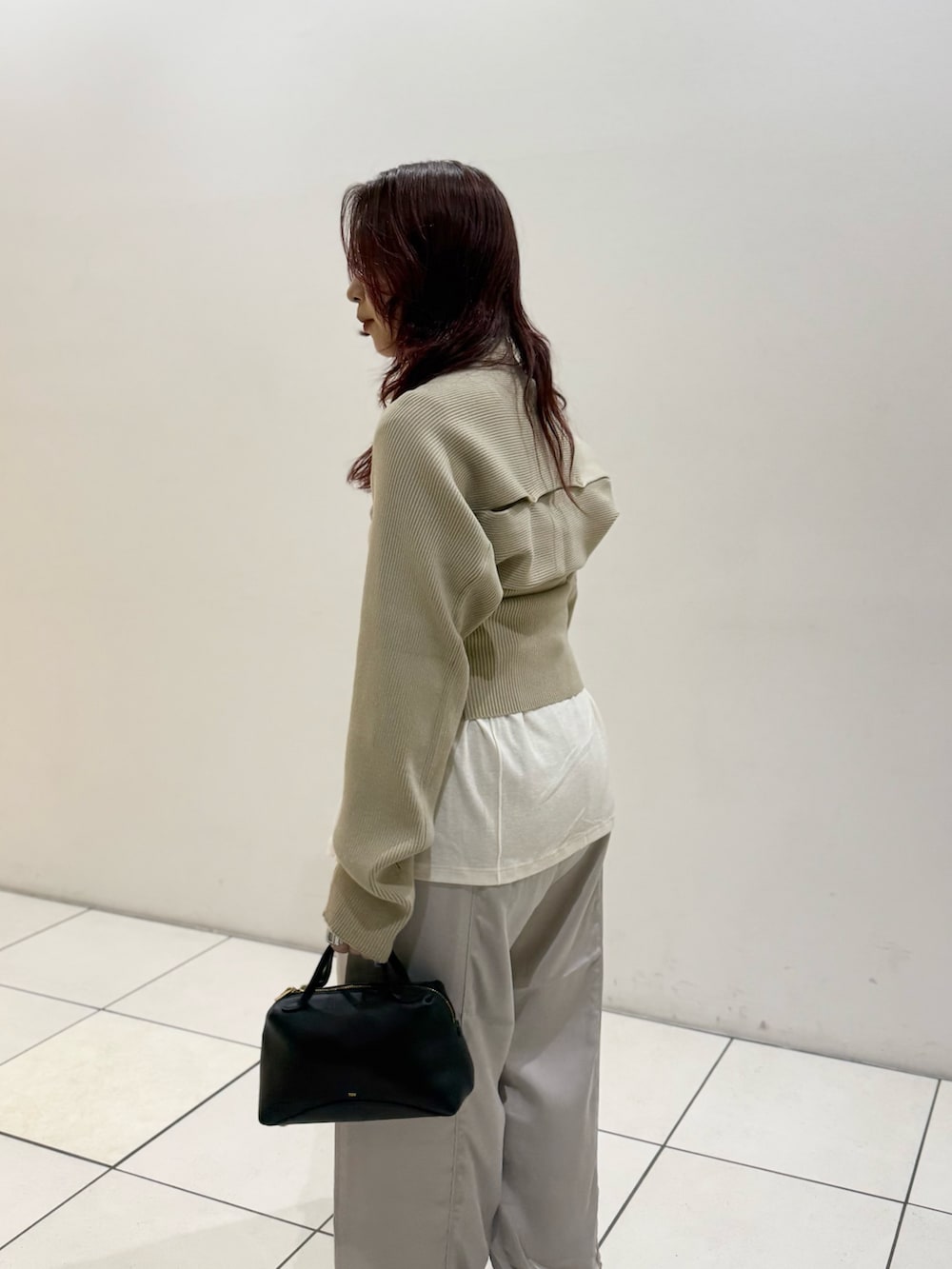 ベージュ系のニット/セーター、ホワイト系のカーディガン/ボレロ、グレー系のその他パンツを着用したレディースの夏コーディネートの6枚目の写真