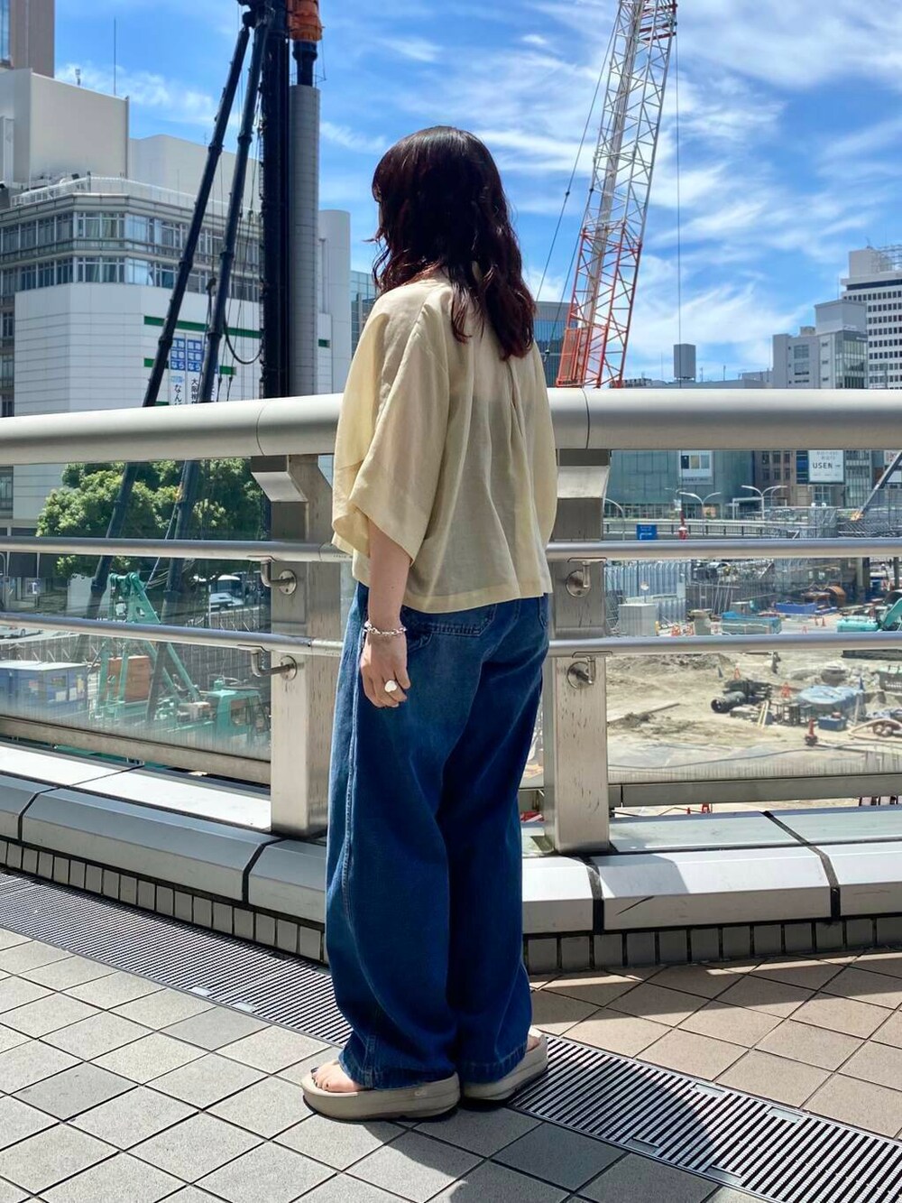その他のショルダーバッグ、ブルー系のデニムパンツ、ベージュ系のシャツ/ブラウスを着用したレディースの夏コーディネートの3枚目の写真