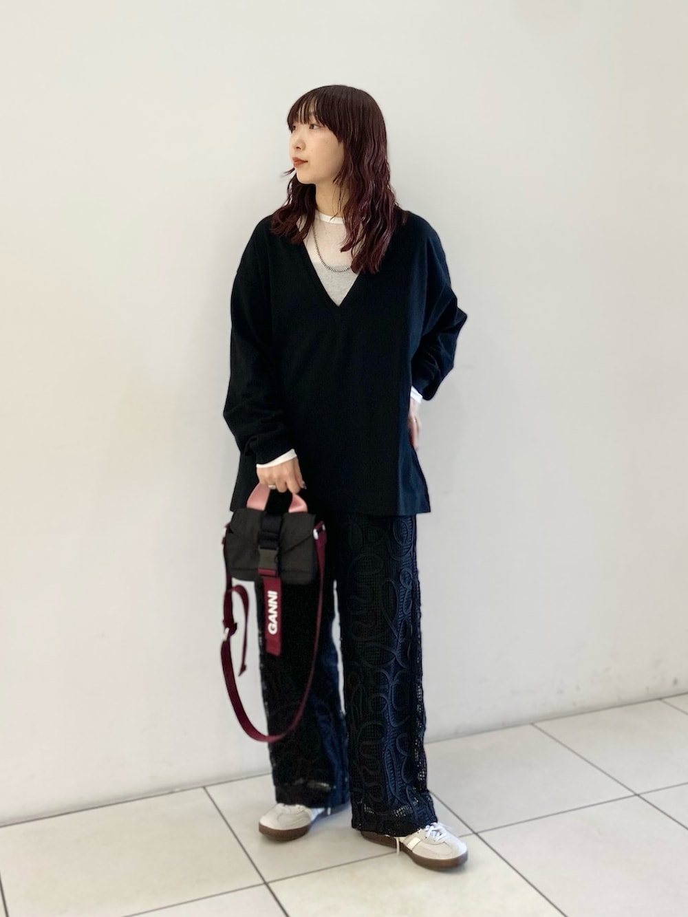 ホワイト系のTシャツ/カットソー、ブラック系のTシャツ/カットソー、ブラック系のショルダーバッグを着用したレディースの秋コーディネートの2枚目の写真