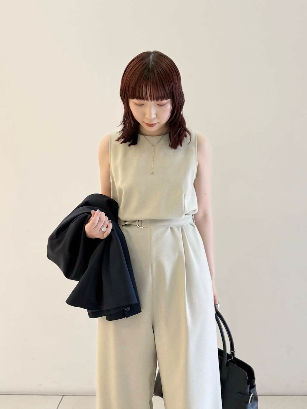 ベージュ系のサロペット/オーバーオール、ブルー系のノーカラージャケット、ブラック系のパンプスを着用したレディースの春コーディネートの7枚目の写真