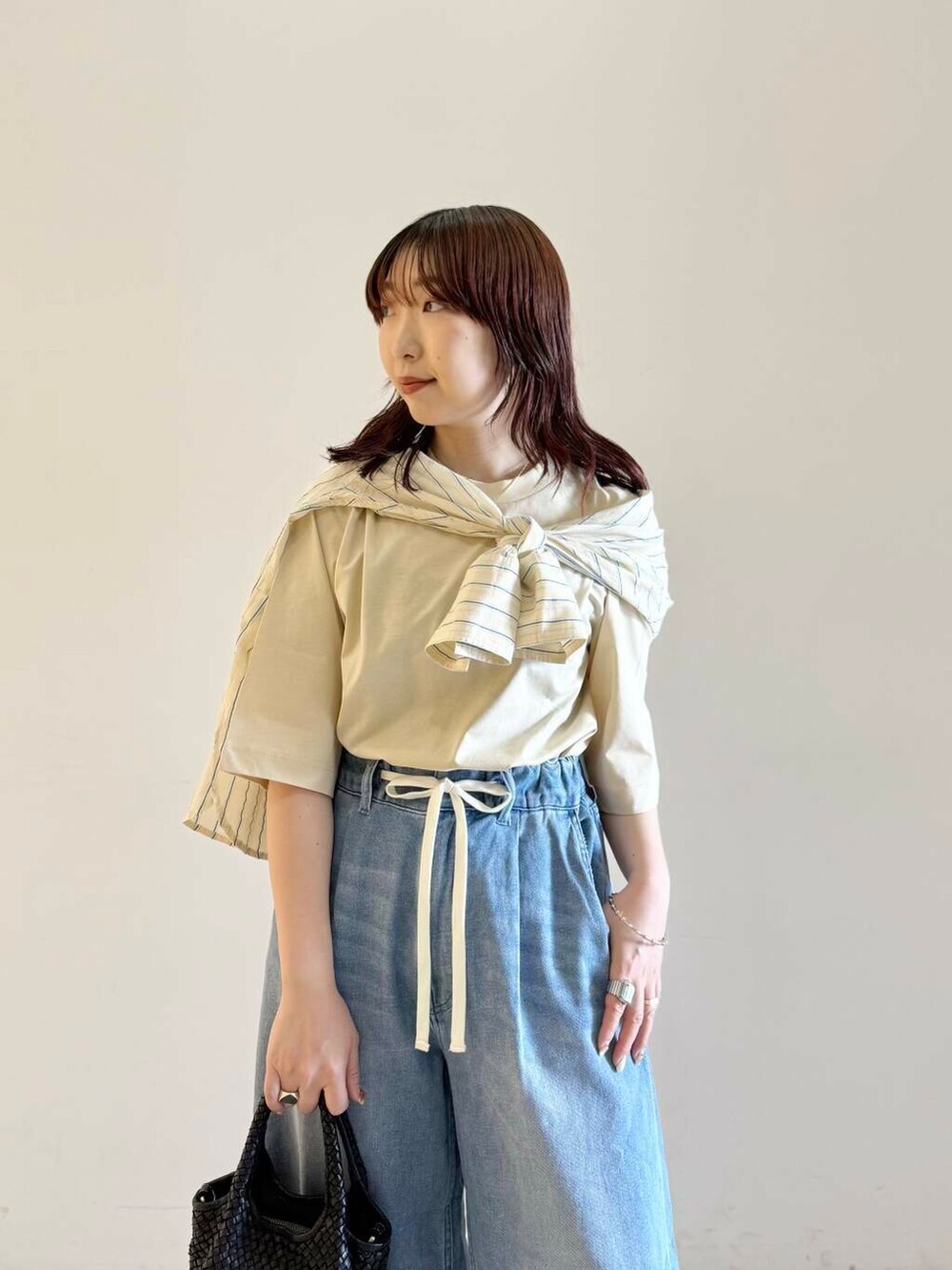 「シャツ、アーバンリサーチ、デニム、Tシャツ、イージーパンツ、URBANRESEARCH、サンダル、カットソー、ストライプ、newarrival、休日スタイル、淡色コーデ、綿麻デニム、旅行コーデ、紫外線対策」｜「URBAN RESEARCHのメッシュ編みレザースクエアバッグ（トートバッグ、ブラック系）」を使った、shokoさん（レディース・157cm）の春コーディネートの6枚目の写真