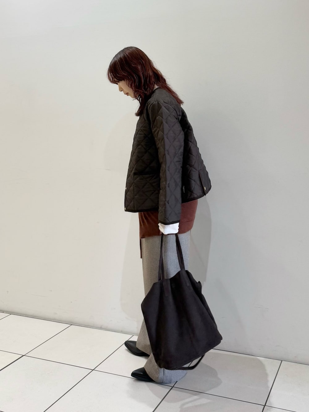 ブラック系のブーツ、ブラウン系のダウンジャケット/コート、ホワイト系のニット/セーターを着用したレディースの秋コーディネートの3枚目の写真