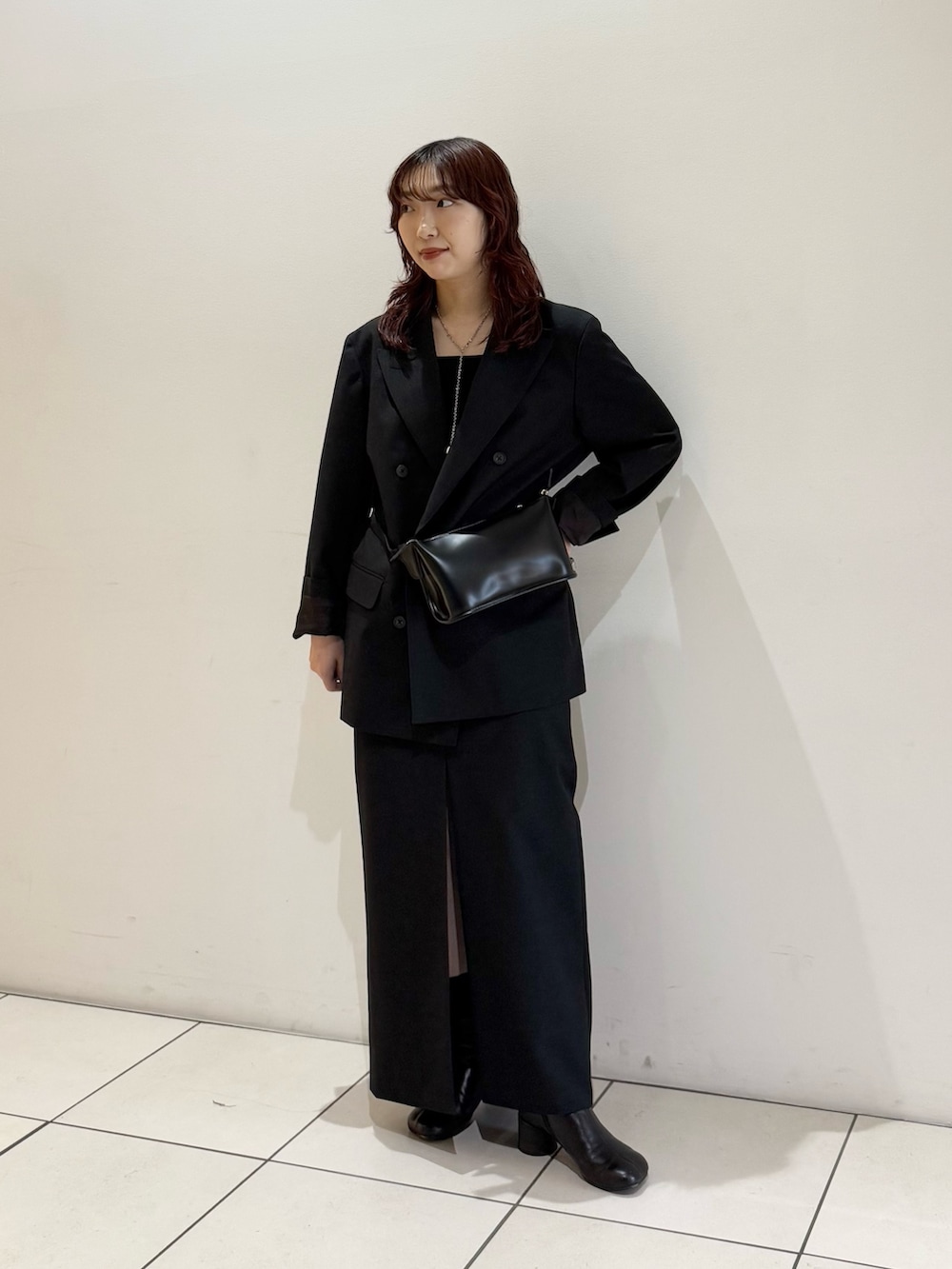 ブラック系のボディバッグ/ウエストポーチ、ブラック系のその他アウター、ブラック系のスカートを着用したレディースの秋コーディネートの3枚目の写真