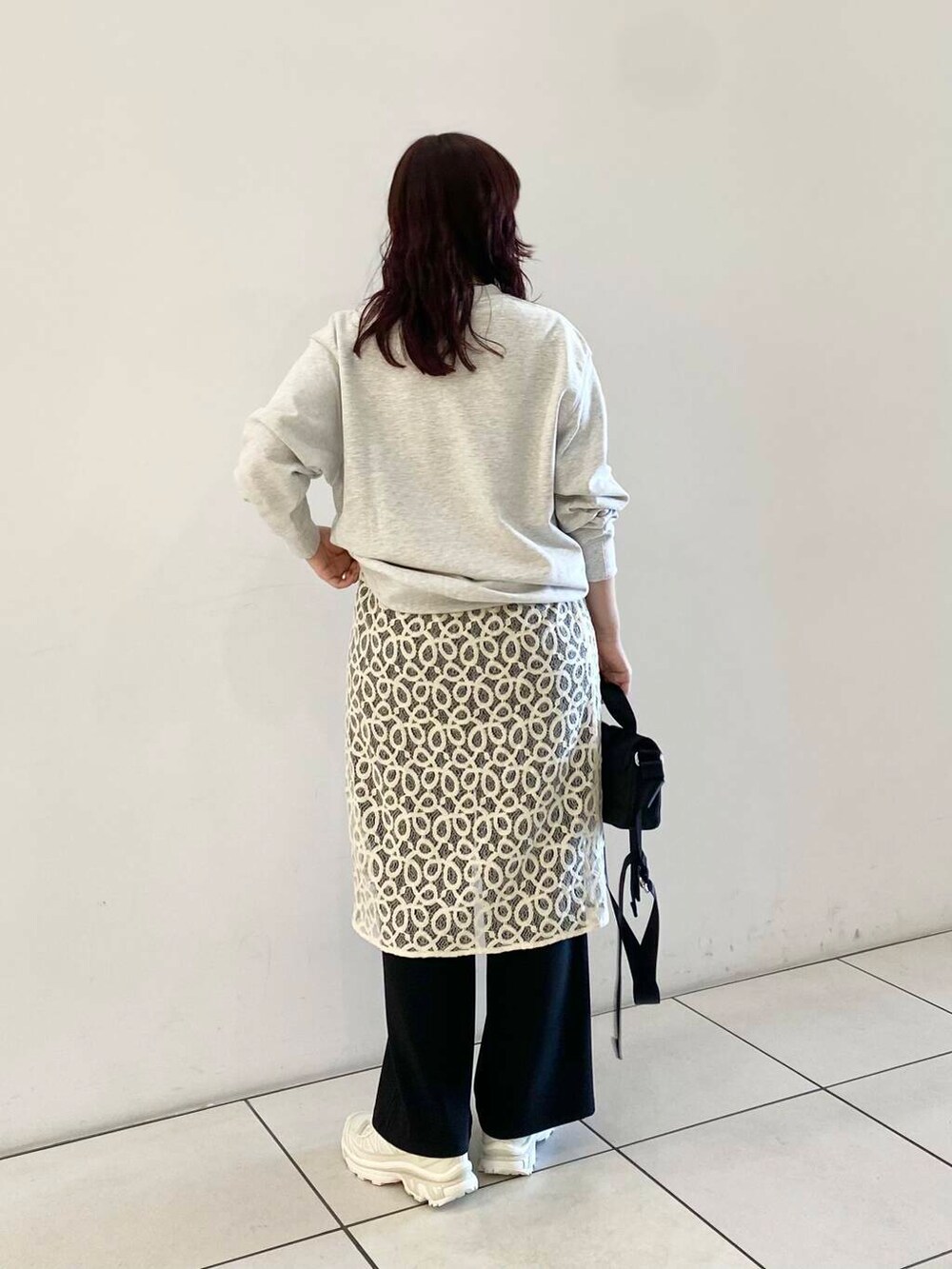 ブラック系のその他パンツ、ホワイト系のスニーカー、グレー系のスウェットを着用したレディースの秋コーディネートの3枚目の写真