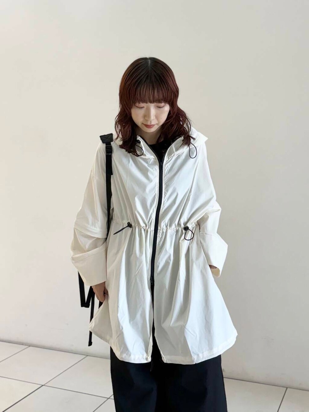 ベージュ系のサンダル、ブラック系のサロペット/オーバーオール、ブラック系のバックパック/リュックを着用したレディースの夏コーディネートの8枚目の写真