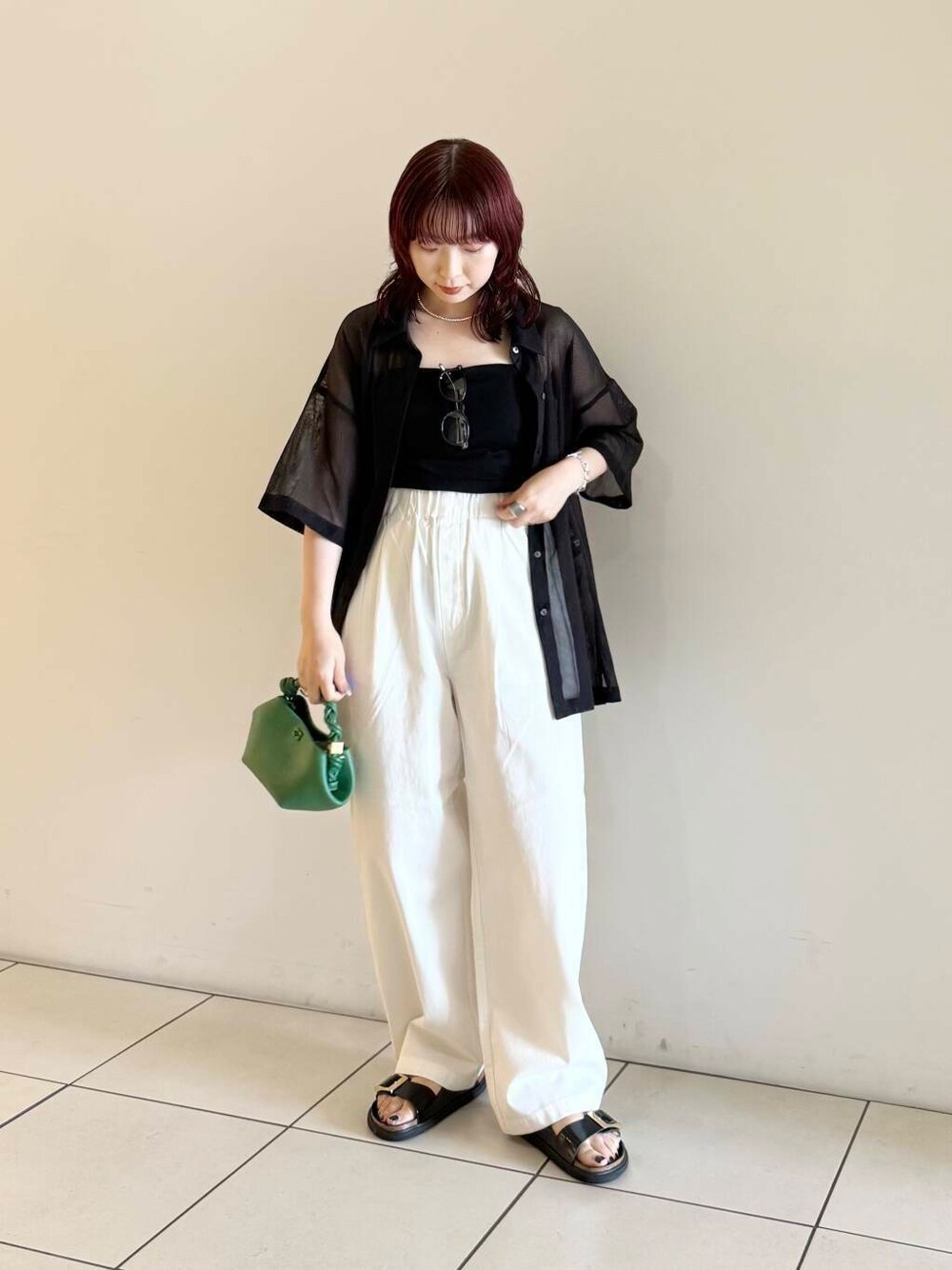 ホワイト系のその他パンツ、グリーン系のハンドバッグ、ブラック系のサンダルを着用したレディースの夏コーディネートの3枚目の写真