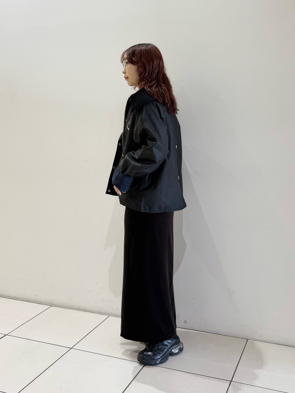 ブラック系のテーラードジャケット、ブラウン系のワンピースを着用したレディースの秋コーディネートの2枚目の写真