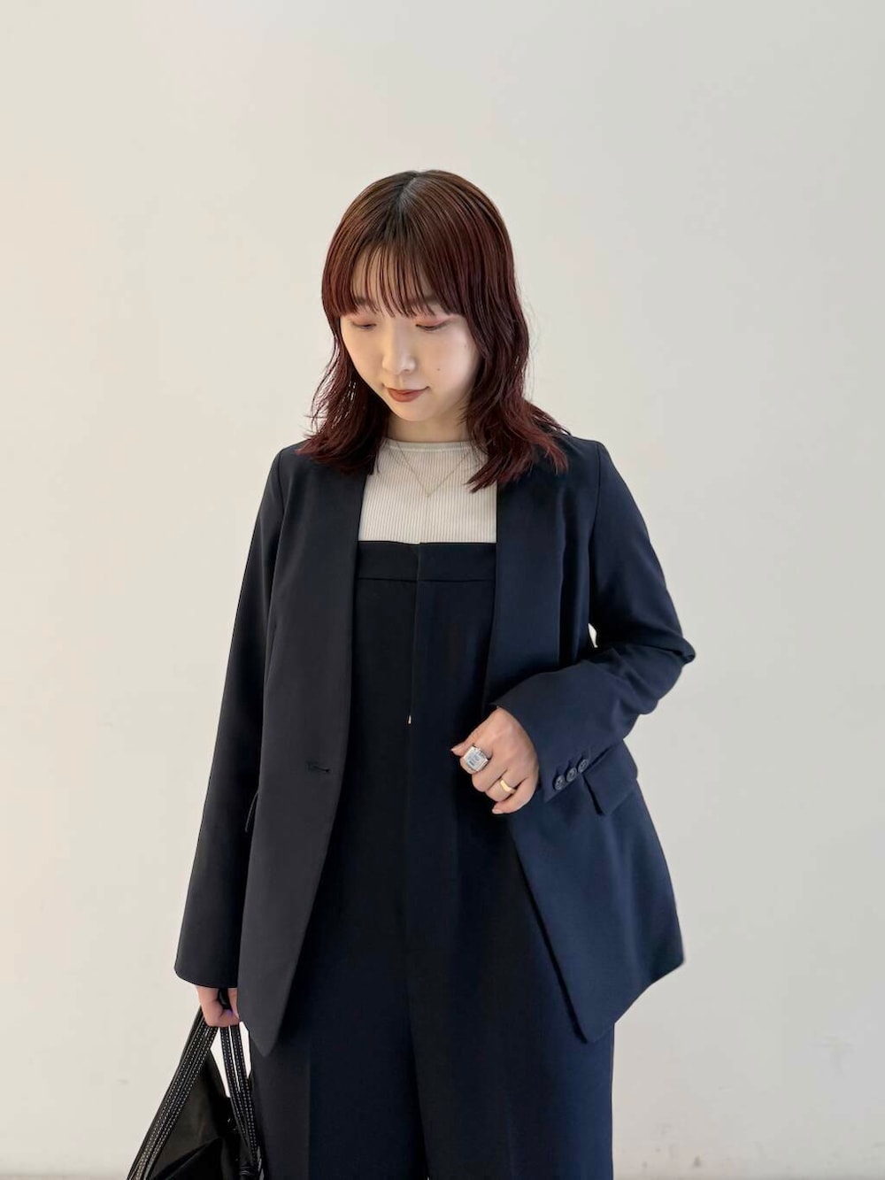 ブルー系のノーカラージャケット、ブルー系のサロペット/オーバーオール、グレー系のニット/セーターを着用したレディースの春コーディネートの8枚目の写真