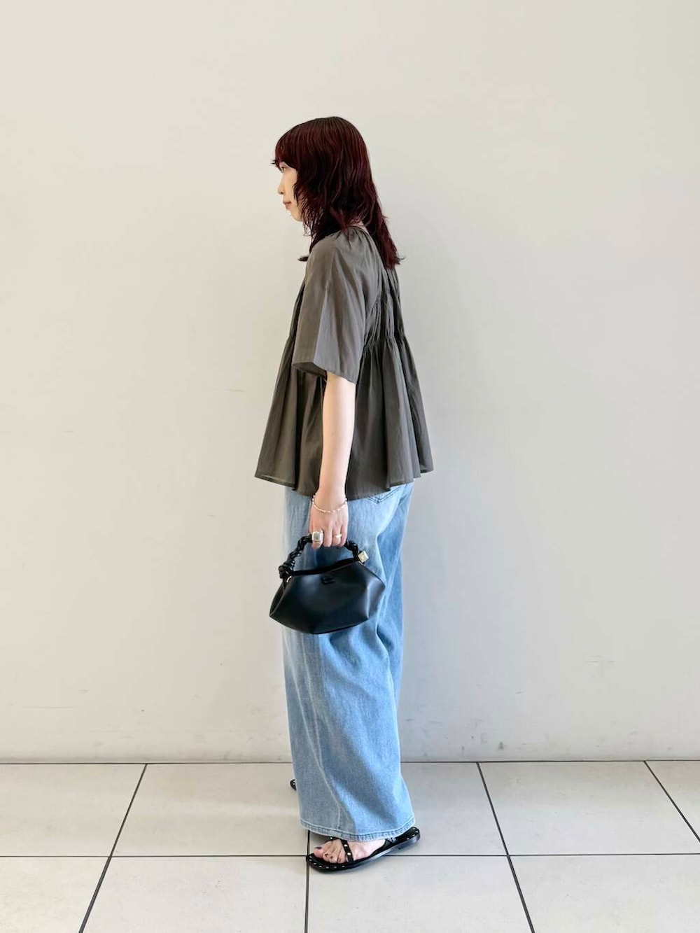 「シャツ、アーバンリサーチ、デニム、イージーパンツ、バッグ、URBANRESEARCH、サンダル、ブラウス、newarrival、コットンボイル、休日スタイル、ワイドデニム、デザインブラウス、綿麻デニム、旅行コーデ」｜「URBAN RESEARCHのdecor『デコール』　Barleycornchain Necklace（ネックレス、シルバー系）」を使った、shokoさん（レディース・157cm）の春コーディネートの3枚目の写真