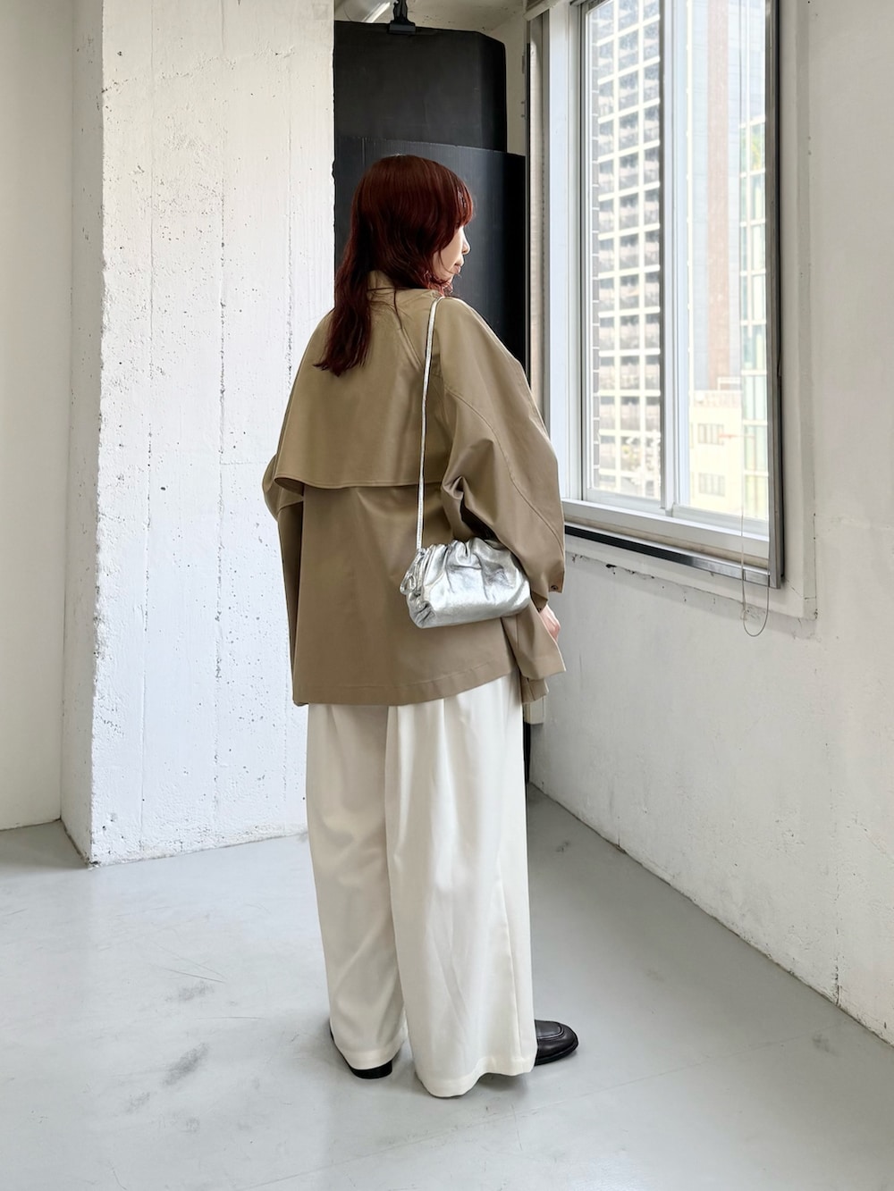 ホワイト系のその他パンツ、ベージュ系のトレンチコート、ブルー系のニット/セーターを着用したレディースの冬コーディネートの3枚目の写真