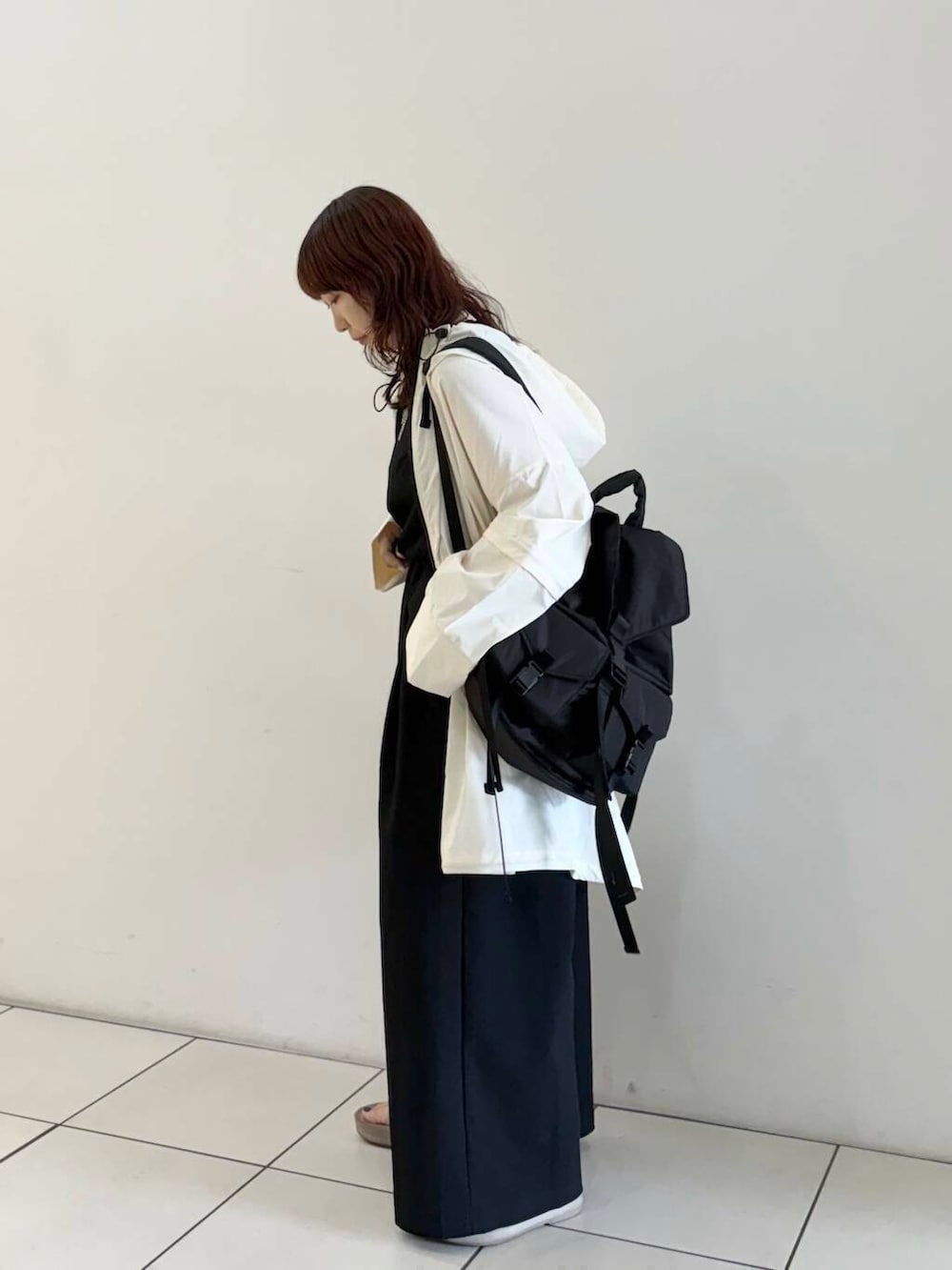ベージュ系のサンダル、ブラック系のサロペット/オーバーオール、ブラック系のバックパック/リュックを着用したレディースの夏コーディネートの4枚目の写真
