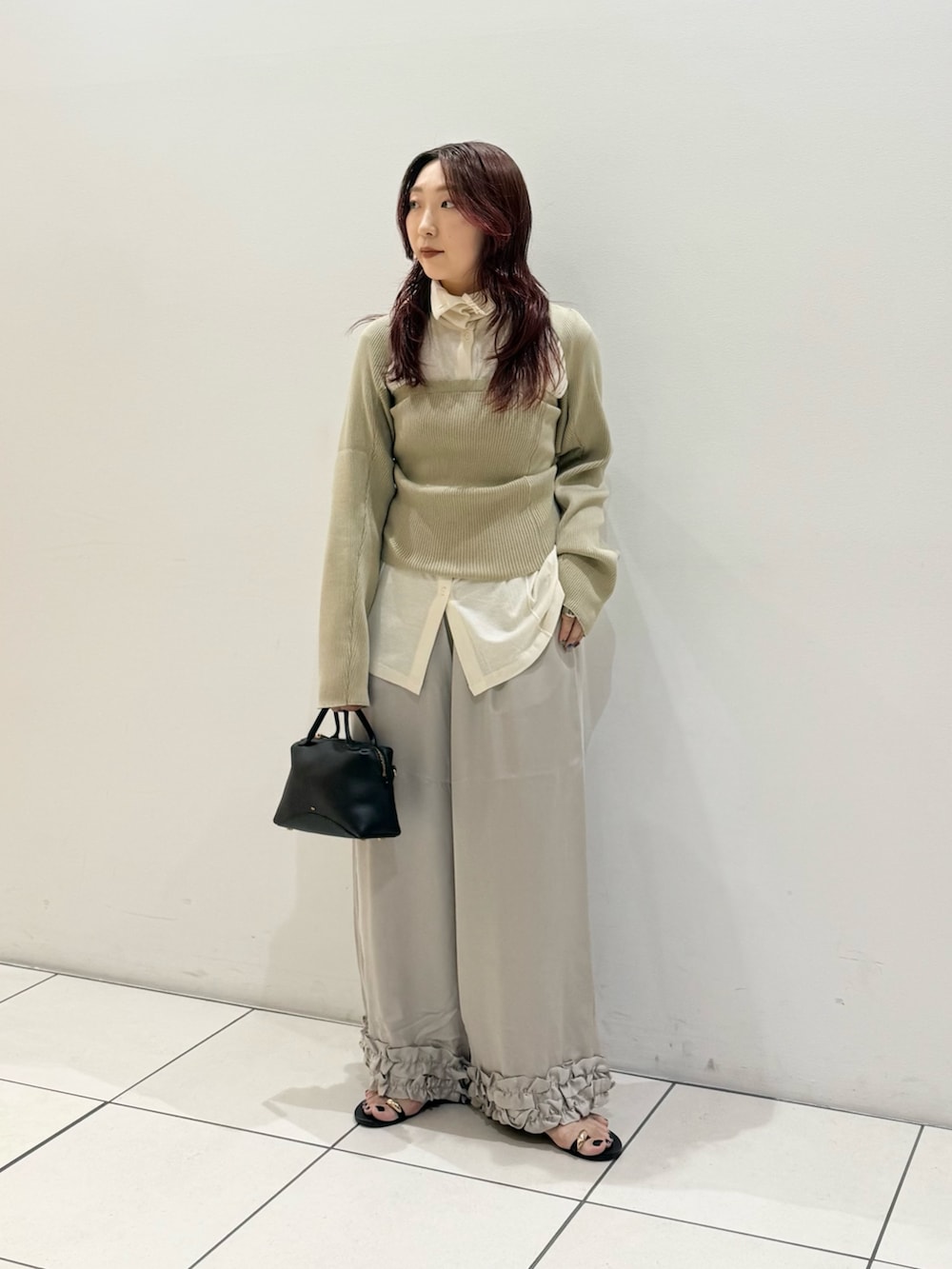 ベージュ系のニット/セーター、ホワイト系のカーディガン/ボレロ、グレー系のその他パンツを着用したレディースの夏コーディネートの2枚目の写真