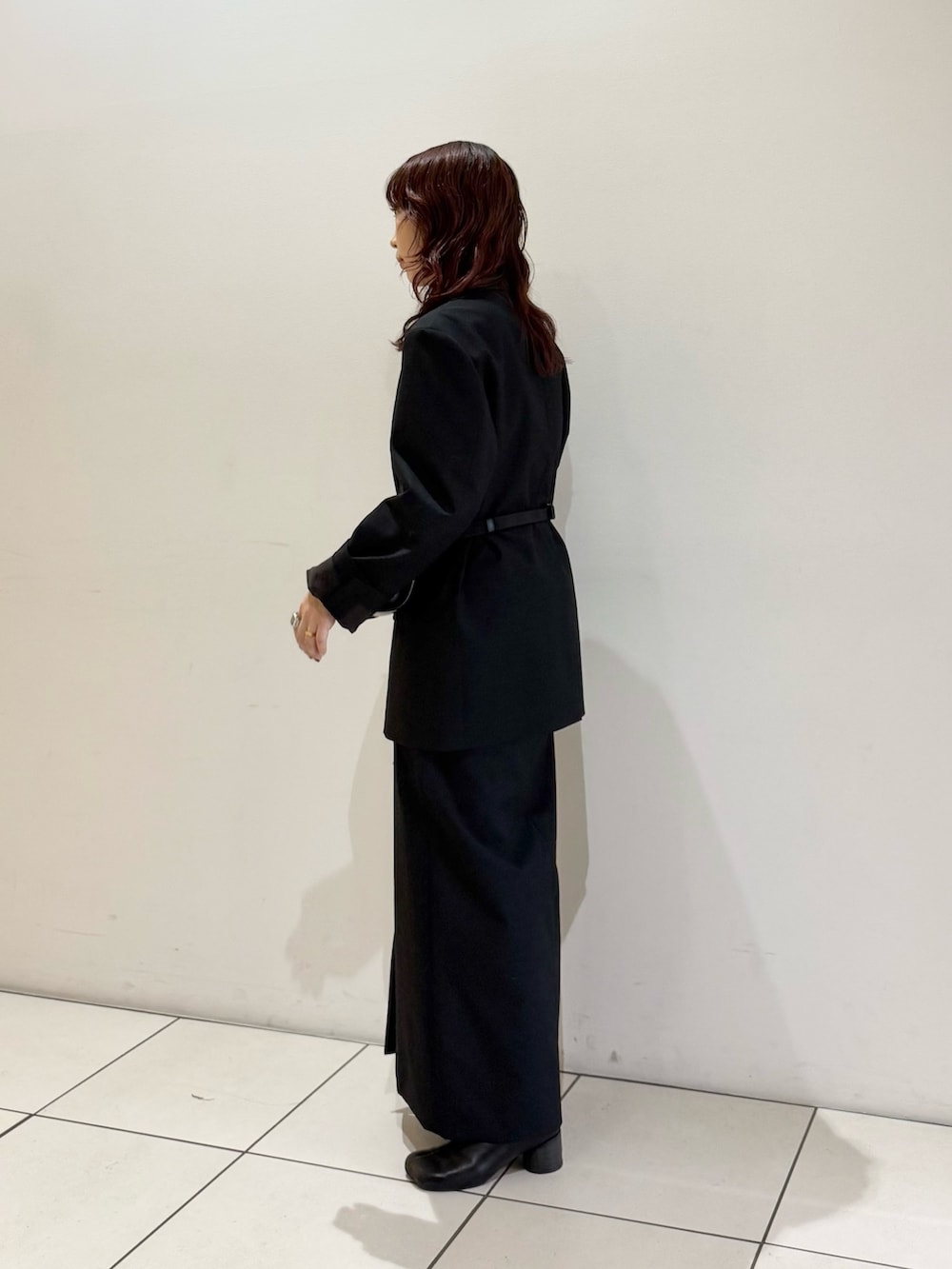 ブラック系のボディバッグ/ウエストポーチ、ブラック系のその他アウター、ブラック系のスカートを着用したレディースの秋コーディネートの4枚目の写真