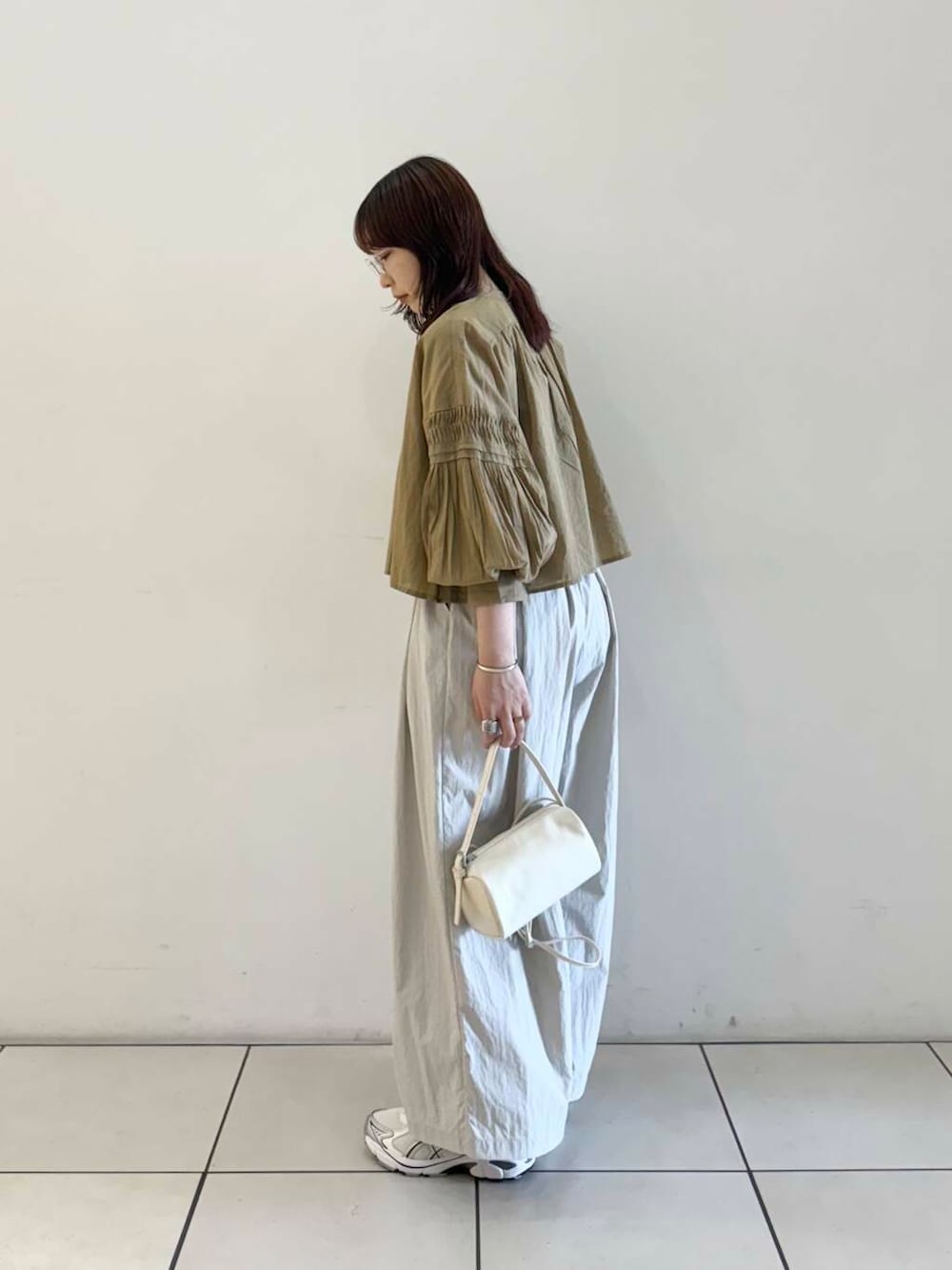 「シャツ、アーバンリサーチ、スニーカー、ワイドパンツ、バッグ、ショルダーバッグ、URBANRESEARCH、雨の日コーデ、newarrival、コットンボイル、休日スタイル、URTECH、撥水、淡色コーデ、デザインブラウス」｜「URBAN RESEARCHの『UR TECH』ギャザーワイドパンツ（その他パンツ、グレー系）」を使った、shokoさん（レディース・157cm）の春コーディネートの4枚目の写真