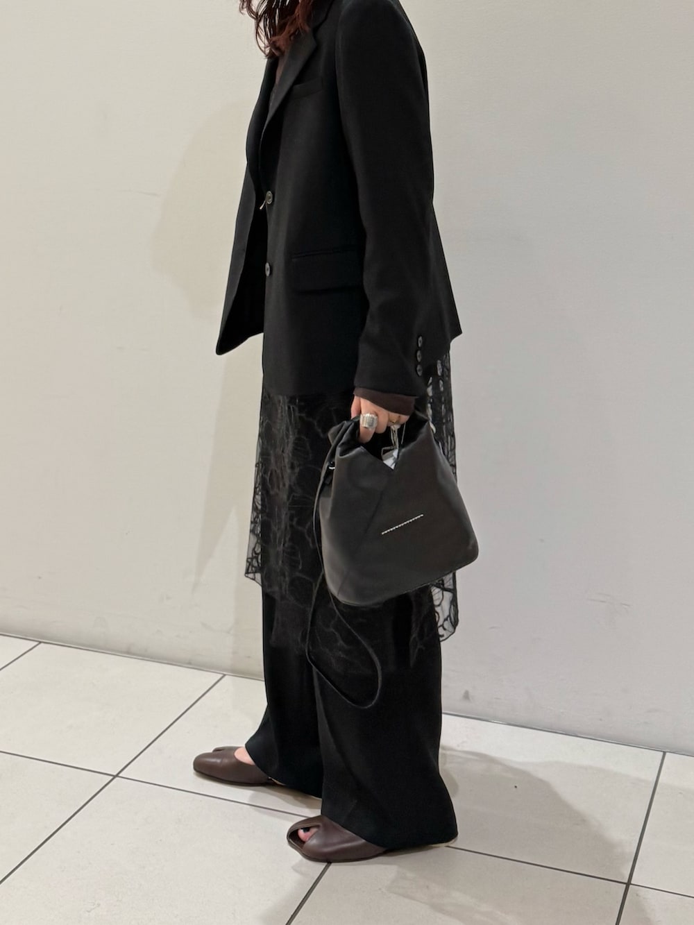 ブラック系のその他アウター、ブラック系のワンピース、ブラック系のその他パンツを着用したレディースの春コーディネートの7枚目の写真