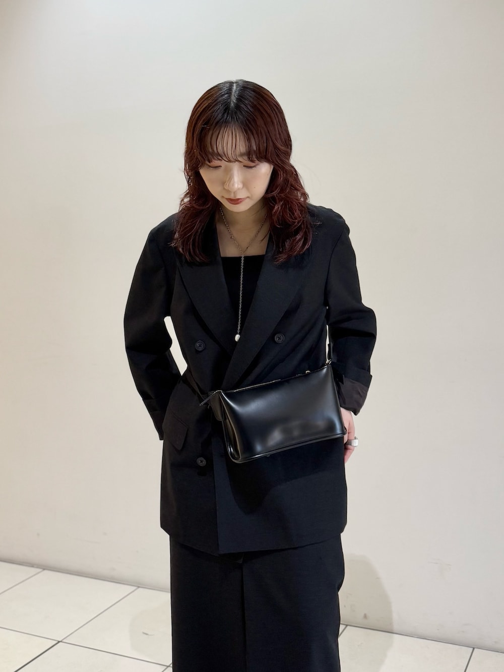 ブラック系のボディバッグ/ウエストポーチ、ブラック系のその他アウター、ブラック系のスカートを着用したレディースの秋コーディネートの9枚目の写真