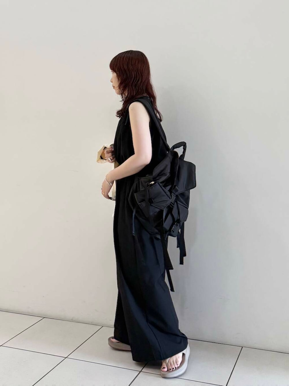 ベージュ系のサンダル、ブラック系のサロペット/オーバーオール、ブラック系のバックパック/リュックを着用したレディースの夏コーディネートの10枚目の写真