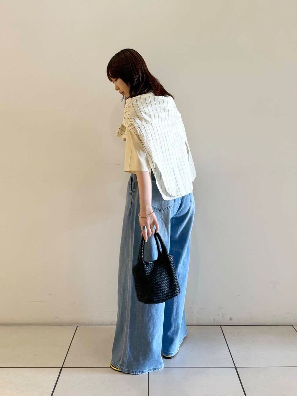 「シャツ、アーバンリサーチ、デニム、Tシャツ、イージーパンツ、URBANRESEARCH、サンダル、カットソー、ストライプ、newarrival、休日スタイル、淡色コーデ、綿麻デニム、旅行コーデ、紫外線対策」｜「URBAN RESEARCHのメッシュ編みレザースクエアバッグ（トートバッグ、ブラック系）」を使った、shokoさん（レディース・157cm）の春コーディネートの5枚目の写真