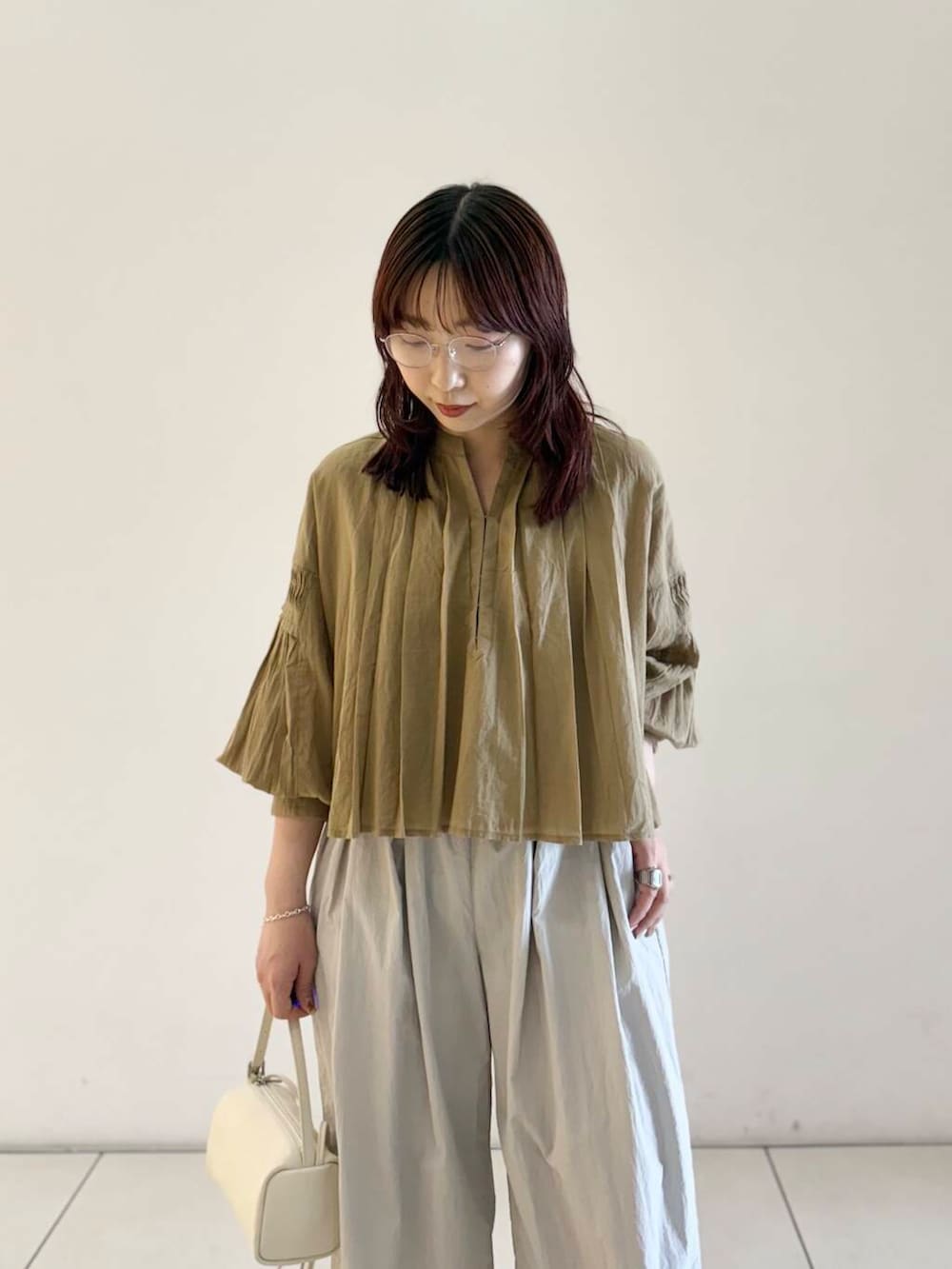 「シャツ、アーバンリサーチ、スニーカー、ワイドパンツ、バッグ、ショルダーバッグ、URBANRESEARCH、雨の日コーデ、newarrival、コットンボイル、休日スタイル、URTECH、撥水、淡色コーデ、デザインブラウス」｜「URBAN RESEARCHの『UR TECH』ギャザーワイドパンツ（その他パンツ、グレー系）」を使った、shokoさん（レディース・157cm）の春コーディネートの5枚目の写真