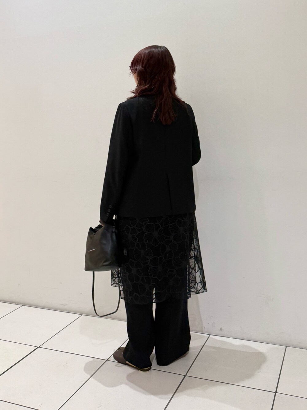 ブラック系のその他アウター、ブラック系のワンピース、ブラック系のその他パンツを着用したレディースの春コーディネートの4枚目の写真