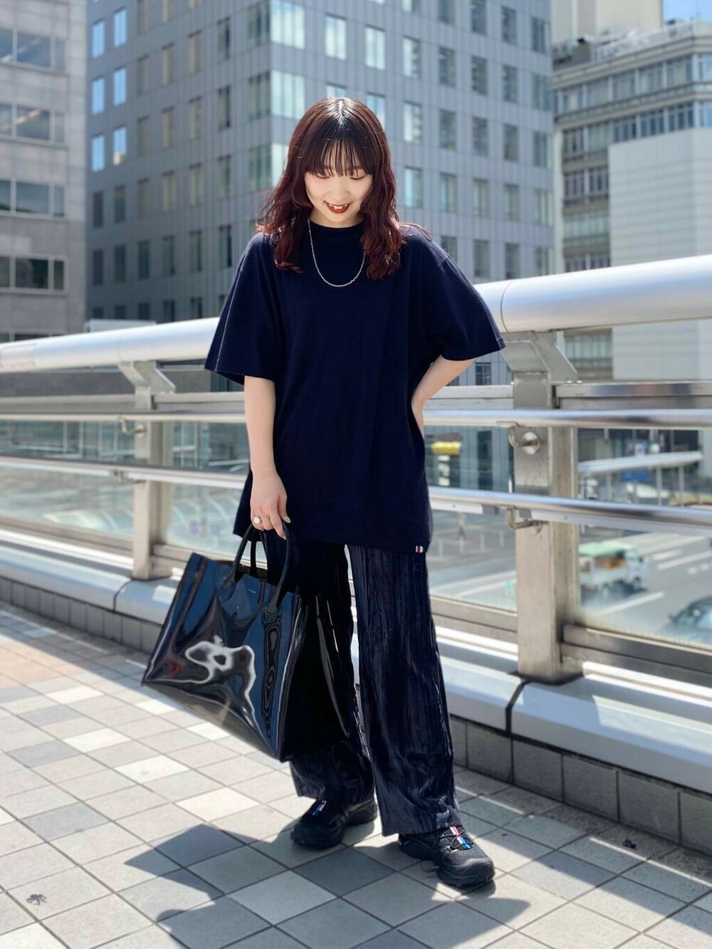 ブラック系のスニーカー、ブルー系のその他パンツ、グレー系のTシャツ/カットソーを着用したレディースの夏コーディネートの2枚目の写真