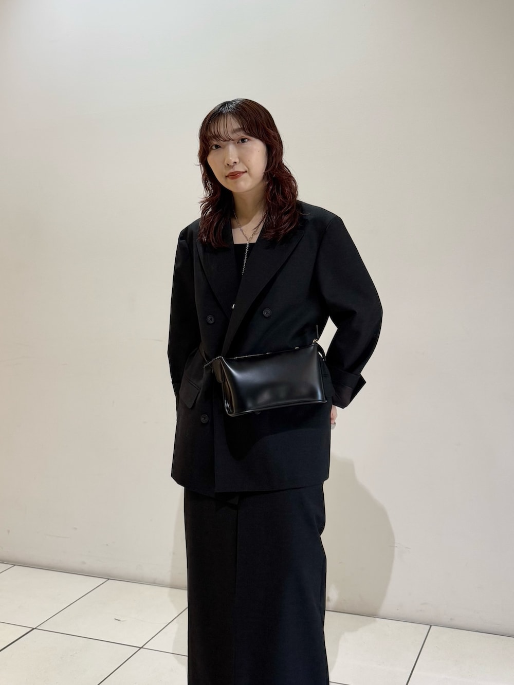 ブラック系のボディバッグ/ウエストポーチ、ブラック系のその他アウター、ブラック系のスカートを着用したレディースの秋コーディネートの6枚目の写真