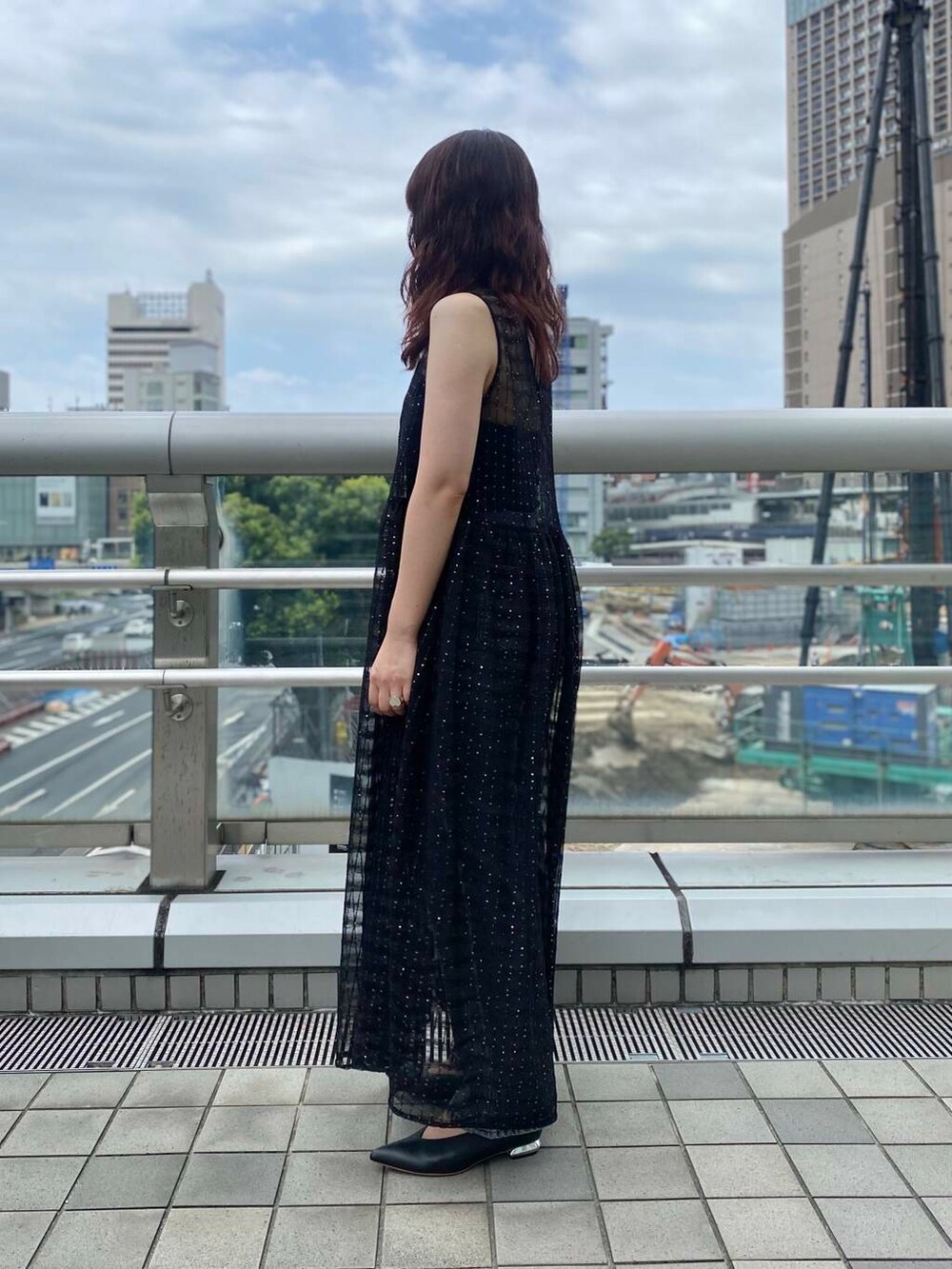 ブラック系のキャミソール、ブラック系のデニムパンツ、ブラック系のワンピースを着用したレディースの夏コーディネートの3枚目の写真