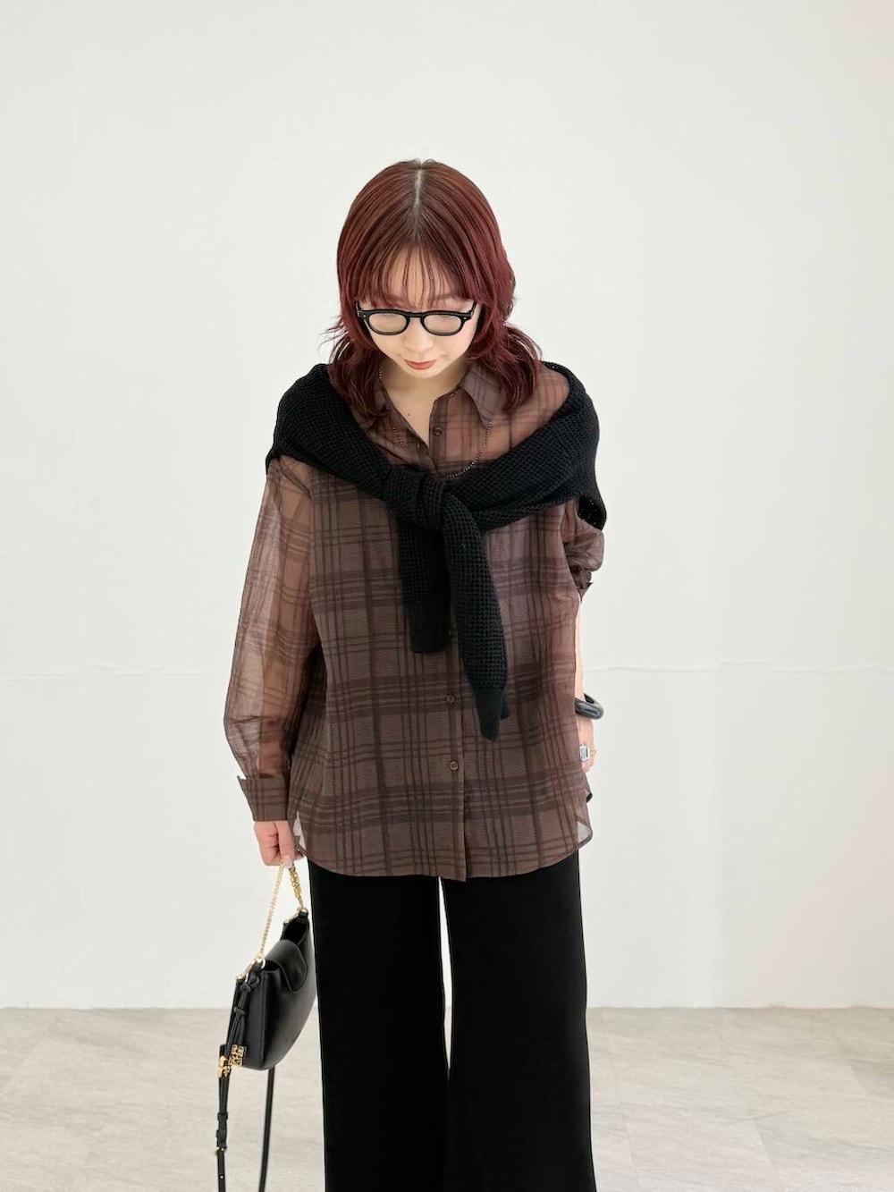 ブラック系のパンプス、ブラウン系のシャツ/ブラウス、ブラック系のカーディガン/ボレロを着用したレディースの夏コーディネートの5枚目の写真