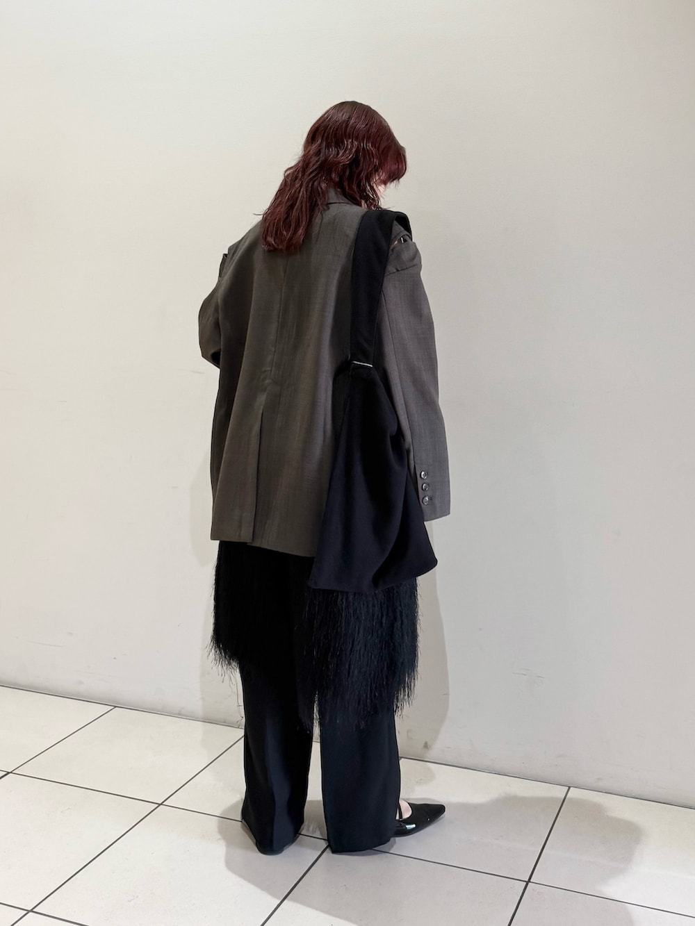 ブラック系のキャミソール、ブラック系のその他パンツ、ブラック系のその他パンツを着用したレディースの春コーディネートの4枚目の写真