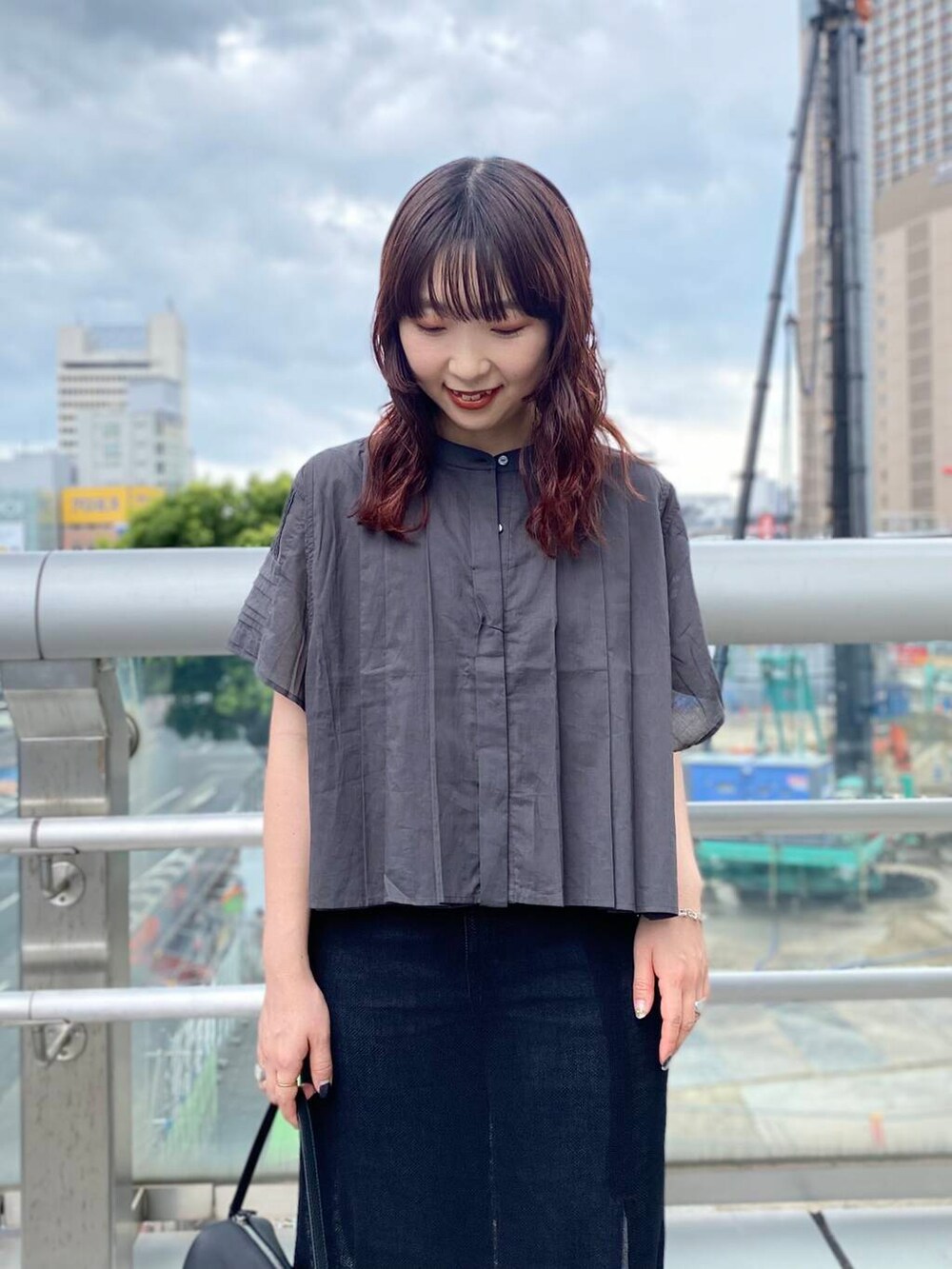 ブラック系のスカート、ブラック系のデニムパンツ、グレー系のシャツ/ブラウスを着用したレディースの夏コーディネートの4枚目の写真