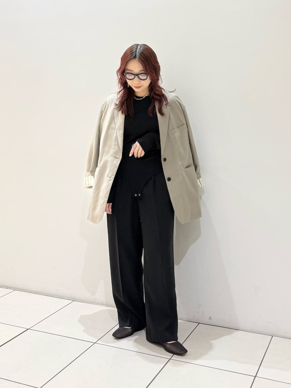 ブラック系のその他パンツ、ブラック系のTシャツ/カットソー、ベージュ系のテーラードジャケットを着用したレディースの冬コーディネートの2枚目の写真