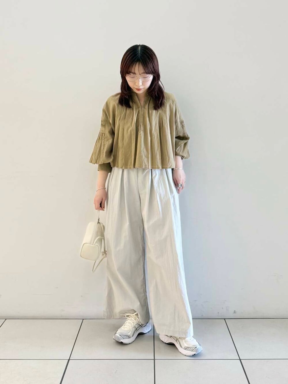 「シャツ、アーバンリサーチ、スニーカー、ワイドパンツ、バッグ、ショルダーバッグ、URBANRESEARCH、雨の日コーデ、newarrival、コットンボイル、休日スタイル、URTECH、撥水、淡色コーデ、デザインブラウス」｜「URBAN RESEARCHの『UR TECH』ギャザーワイドパンツ（その他パンツ、グレー系）」を使った、shokoさん（レディース・157cm）の春コーディネートの2枚目の写真