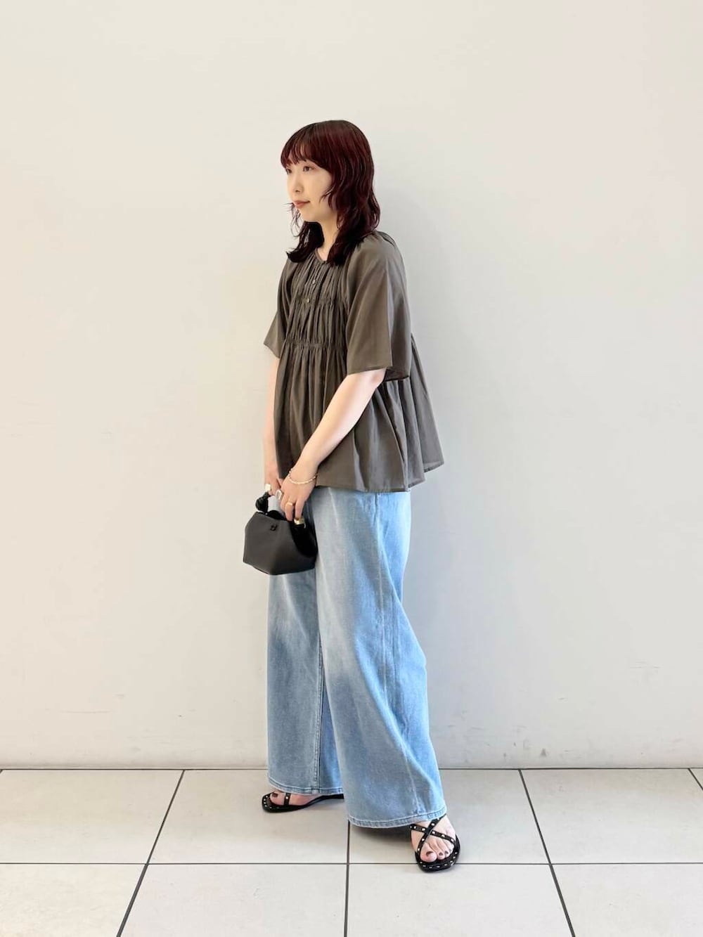 「シャツ、アーバンリサーチ、デニム、イージーパンツ、バッグ、URBANRESEARCH、サンダル、ブラウス、newarrival、コットンボイル、休日スタイル、ワイドデニム、デザインブラウス、綿麻デニム、旅行コーデ」｜「URBAN RESEARCHのdecor『デコール』　Barleycornchain Necklace（ネックレス、シルバー系）」を使った、shokoさん（レディース・157cm）の春コーディネートの2枚目の写真