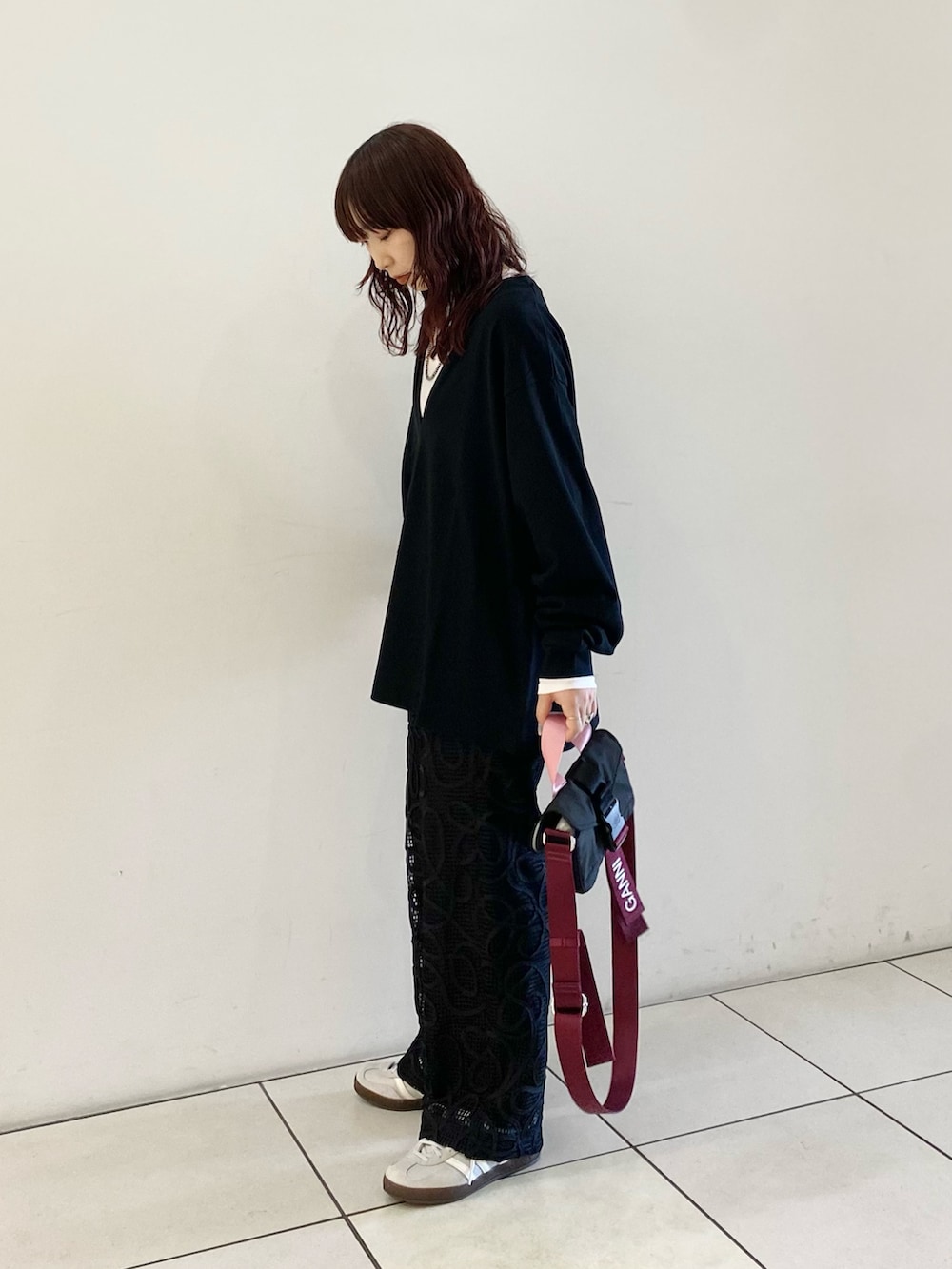 ホワイト系のTシャツ/カットソー、ブラック系のTシャツ/カットソー、ブラック系のショルダーバッグを着用したレディースの秋コーディネートの3枚目の写真