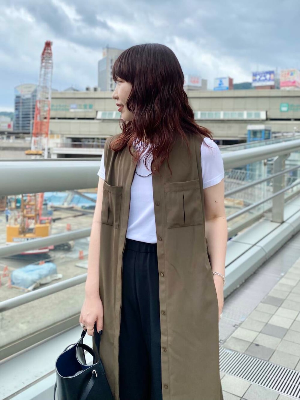 ブラック系のその他パンツ、ホワイト系のTシャツ/カットソー、ブラウン系のワンピースを着用したレディースの夏コーディネートの4枚目の写真