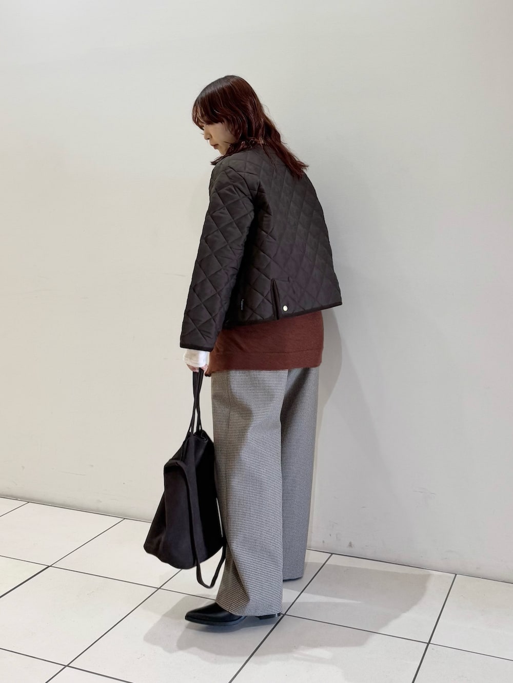 ブラック系のブーツ、ブラウン系のダウンジャケット/コート、ホワイト系のニット/セーターを着用したレディースの秋コーディネートの4枚目の写真