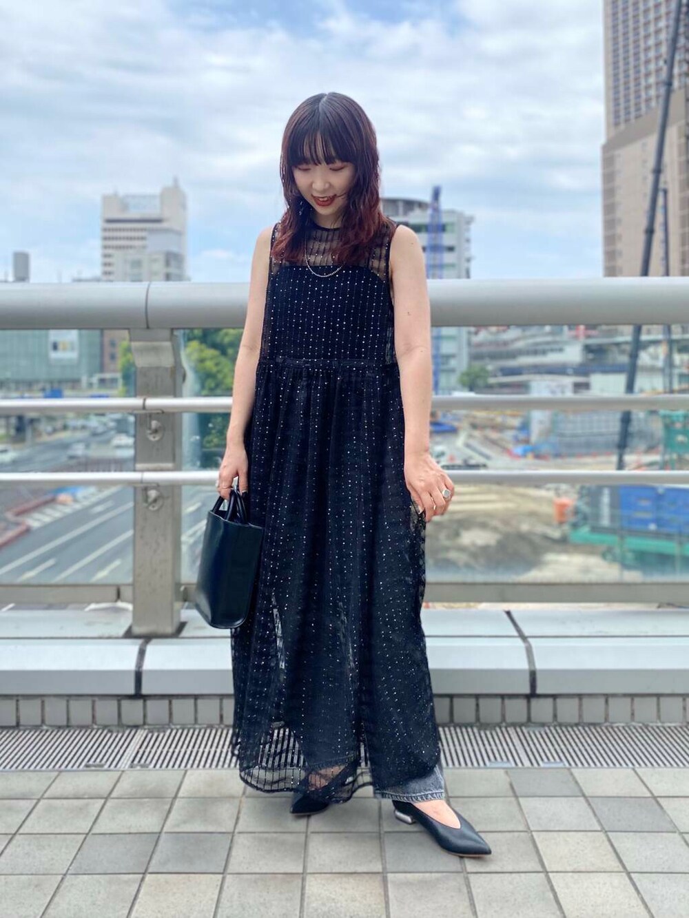 ブラック系のキャミソール、ブラック系のデニムパンツ、ブラック系のワンピースを着用したレディースの夏コーディネートの2枚目の写真