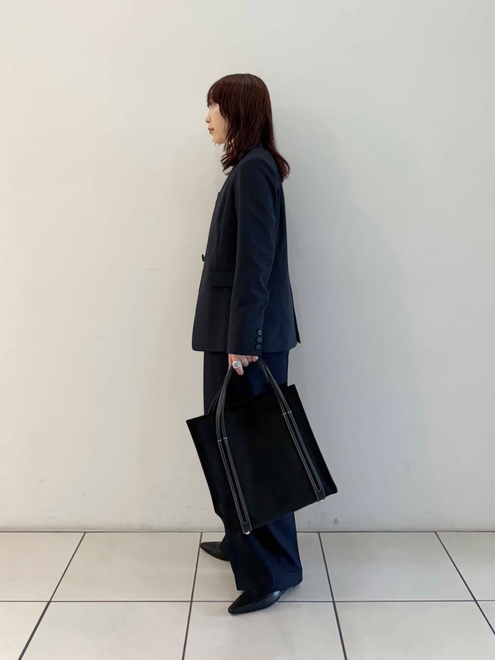 ブルー系のノーカラージャケット、ブルー系のサロペット/オーバーオール、グレー系のニット/セーターを着用したレディースの春コーディネートの5枚目の写真