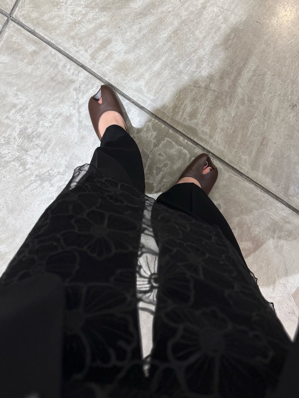 ブラック系のその他アウター、ブラック系のワンピース、ブラック系のその他パンツを着用したレディースの春コーディネートの8枚目の写真