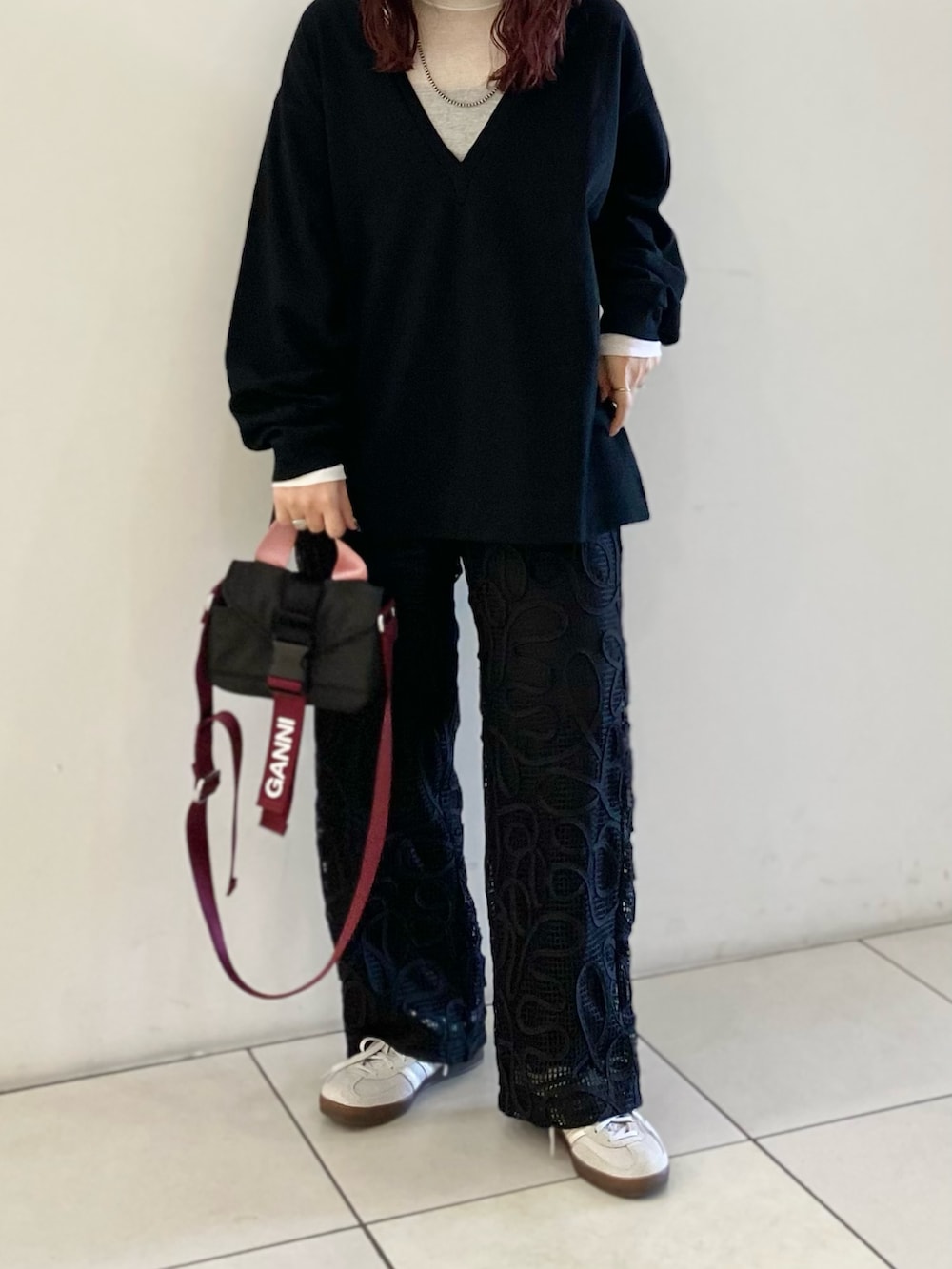 ホワイト系のTシャツ/カットソー、ブラック系のTシャツ/カットソー、ブラック系のショルダーバッグを着用したレディースの秋コーディネートの6枚目の写真