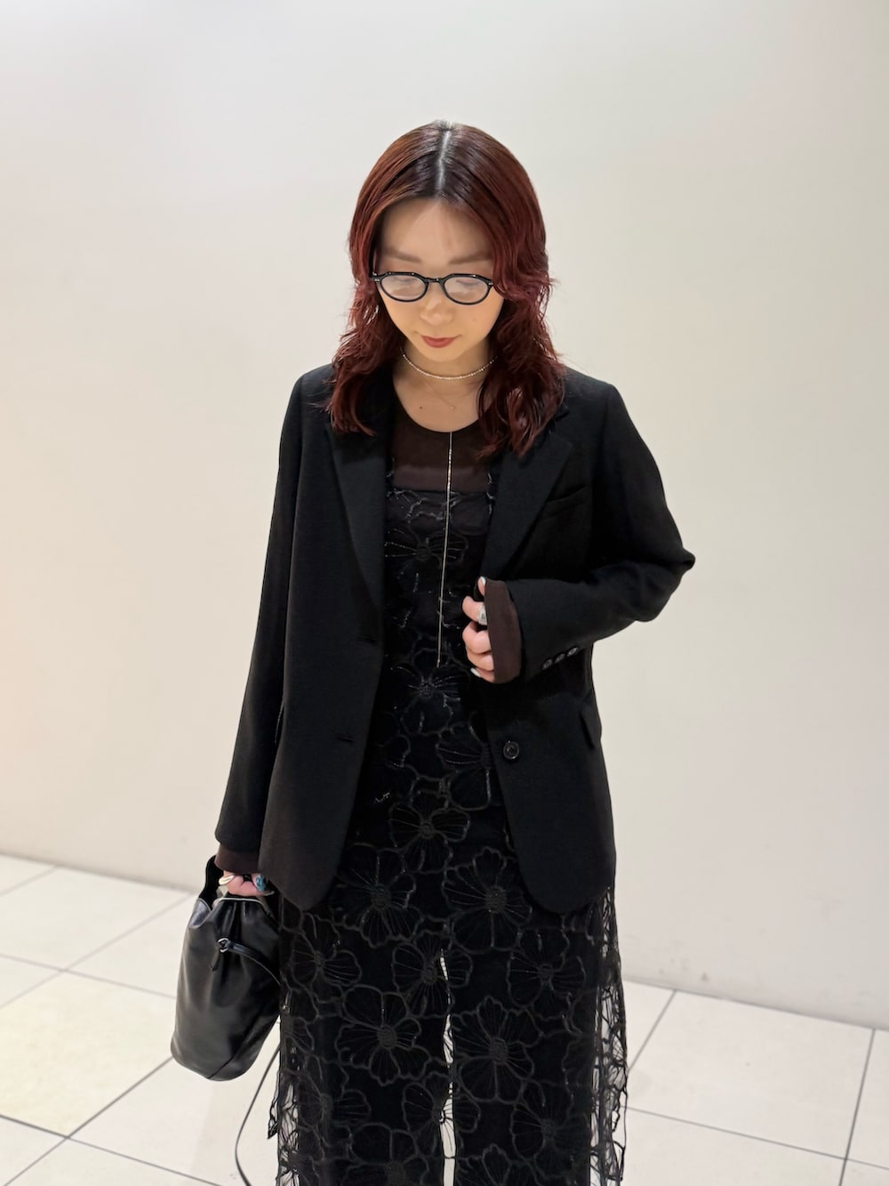 ブラック系のその他アウター、ブラック系のワンピース、ブラック系のその他パンツを着用したレディースの春コーディネートの5枚目の写真