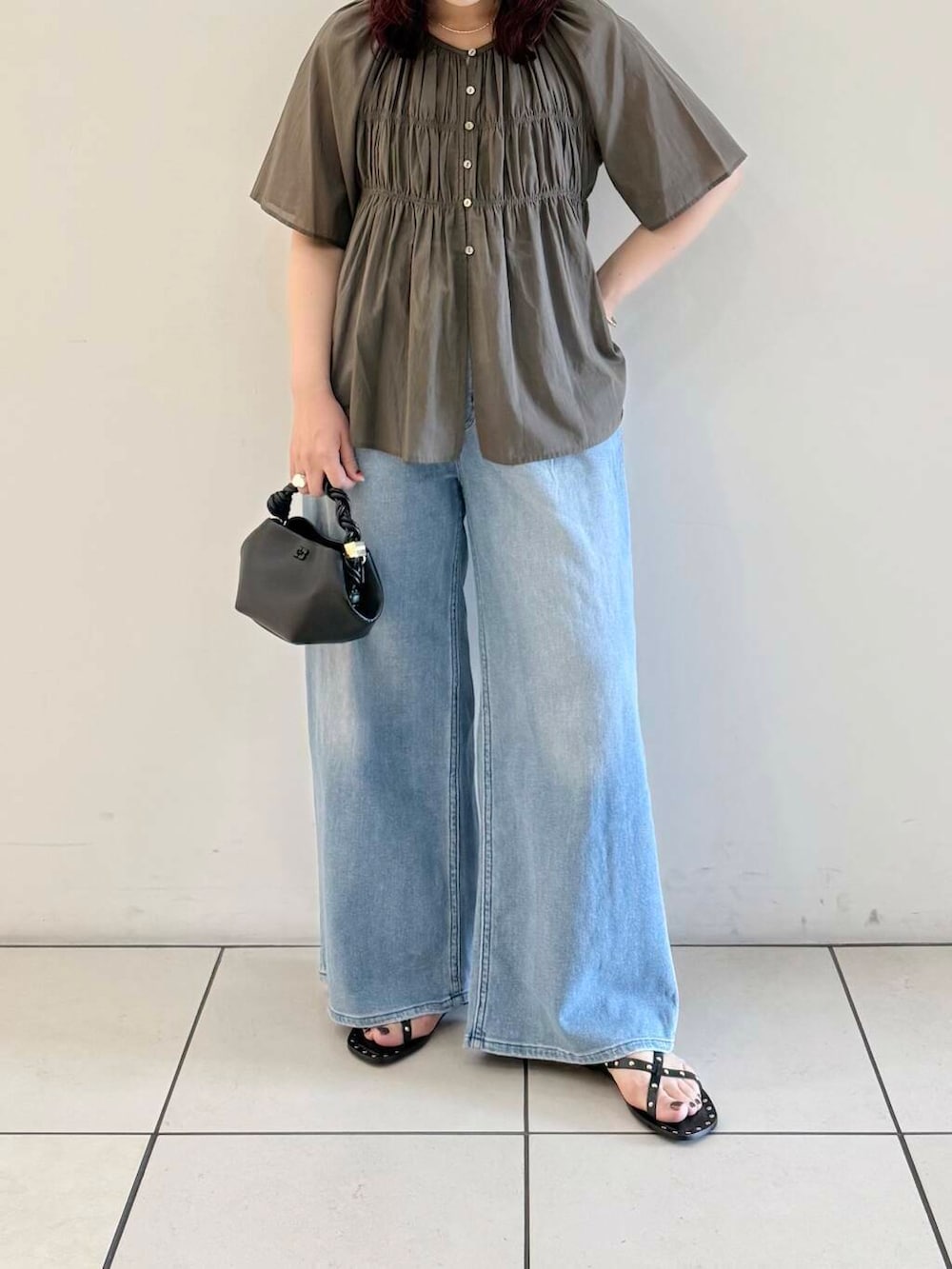 「シャツ、アーバンリサーチ、デニム、イージーパンツ、バッグ、URBANRESEARCH、サンダル、ブラウス、newarrival、コットンボイル、休日スタイル、ワイドデニム、デザインブラウス、綿麻デニム、旅行コーデ」｜「URBAN RESEARCHのdecor『デコール』　Barleycornchain Necklace（ネックレス、シルバー系）」を使った、shokoさん（レディース・157cm）の春コーディネートの6枚目の写真