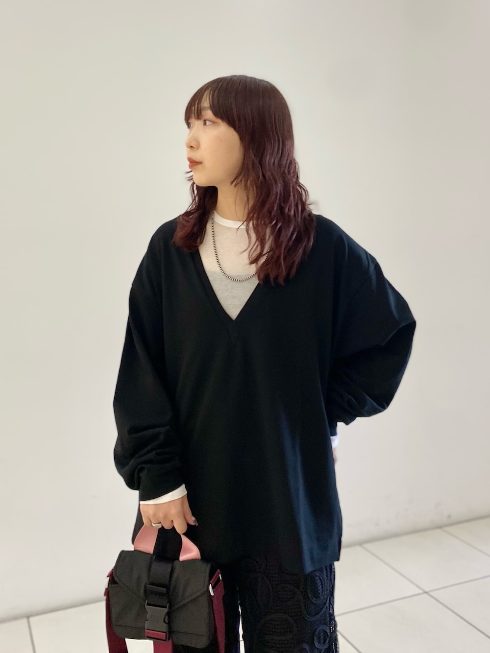 ホワイト系のTシャツ/カットソー、ブラック系のTシャツ/カットソー、ブラック系のショルダーバッグを着用したレディースの秋コーディネートの5枚目の写真