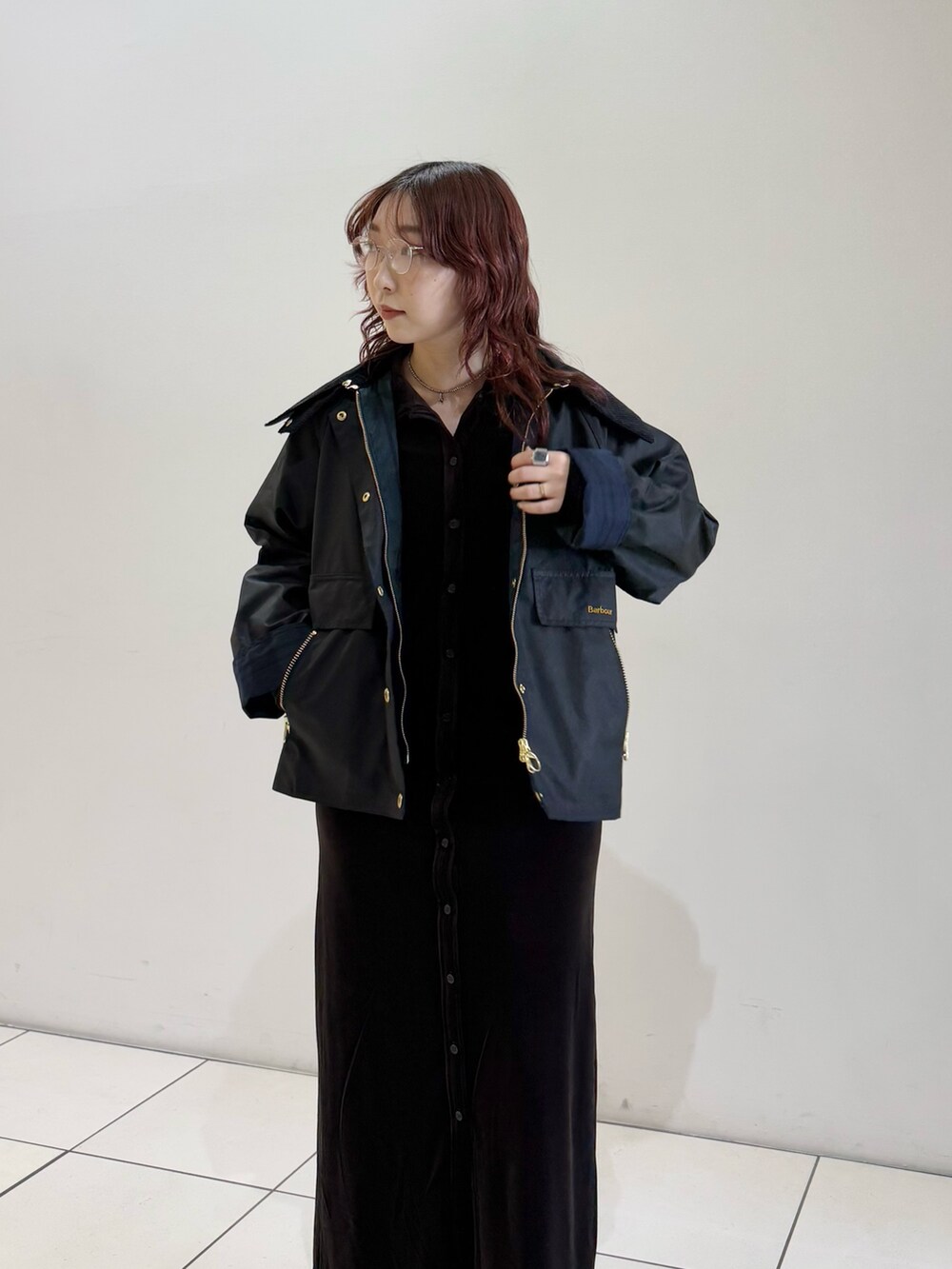 ブラック系のテーラードジャケット、ブラウン系のワンピースを着用したレディースの秋コーディネートの5枚目の写真