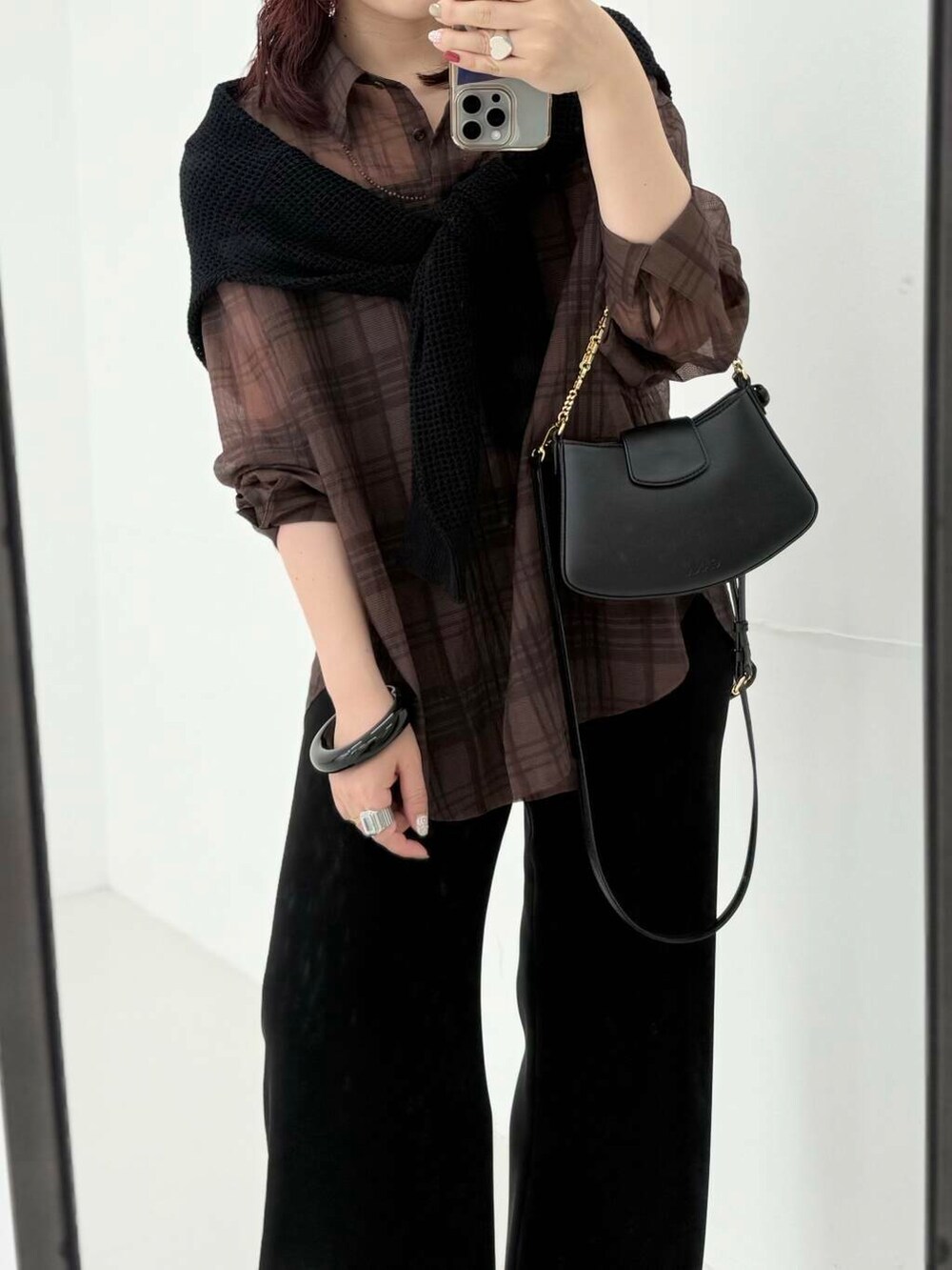 ブラック系のパンプス、ブラウン系のシャツ/ブラウス、ブラック系のカーディガン/ボレロを着用したレディースの夏コーディネートの6枚目の写真