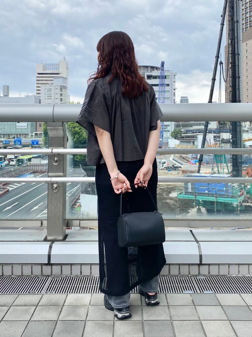 ブラック系のスカート、ブラック系のデニムパンツ、グレー系のシャツ/ブラウスを着用したレディースの夏コーディネートの3枚目の写真