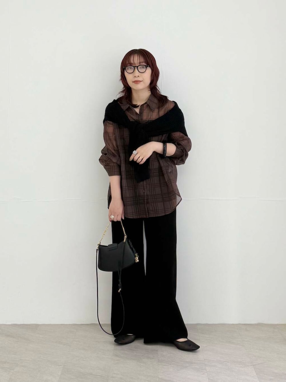 ブラック系のパンプス、ブラウン系のシャツ/ブラウス、ブラック系のカーディガン/ボレロを着用したレディースの夏コーディネートの2枚目の写真