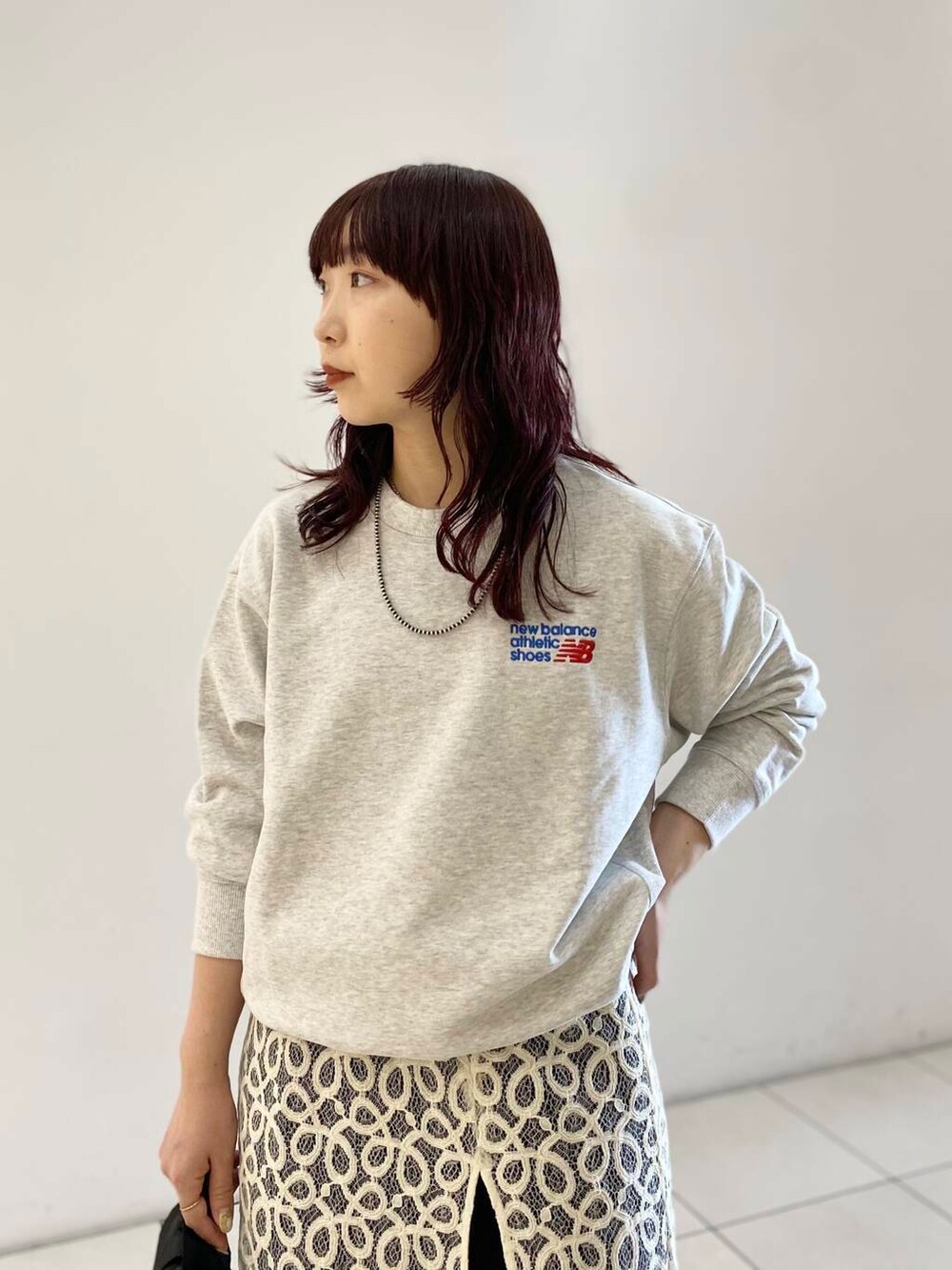 ブラック系のその他パンツ、ホワイト系のスニーカー、グレー系のスウェットを着用したレディースの秋コーディネートの4枚目の写真