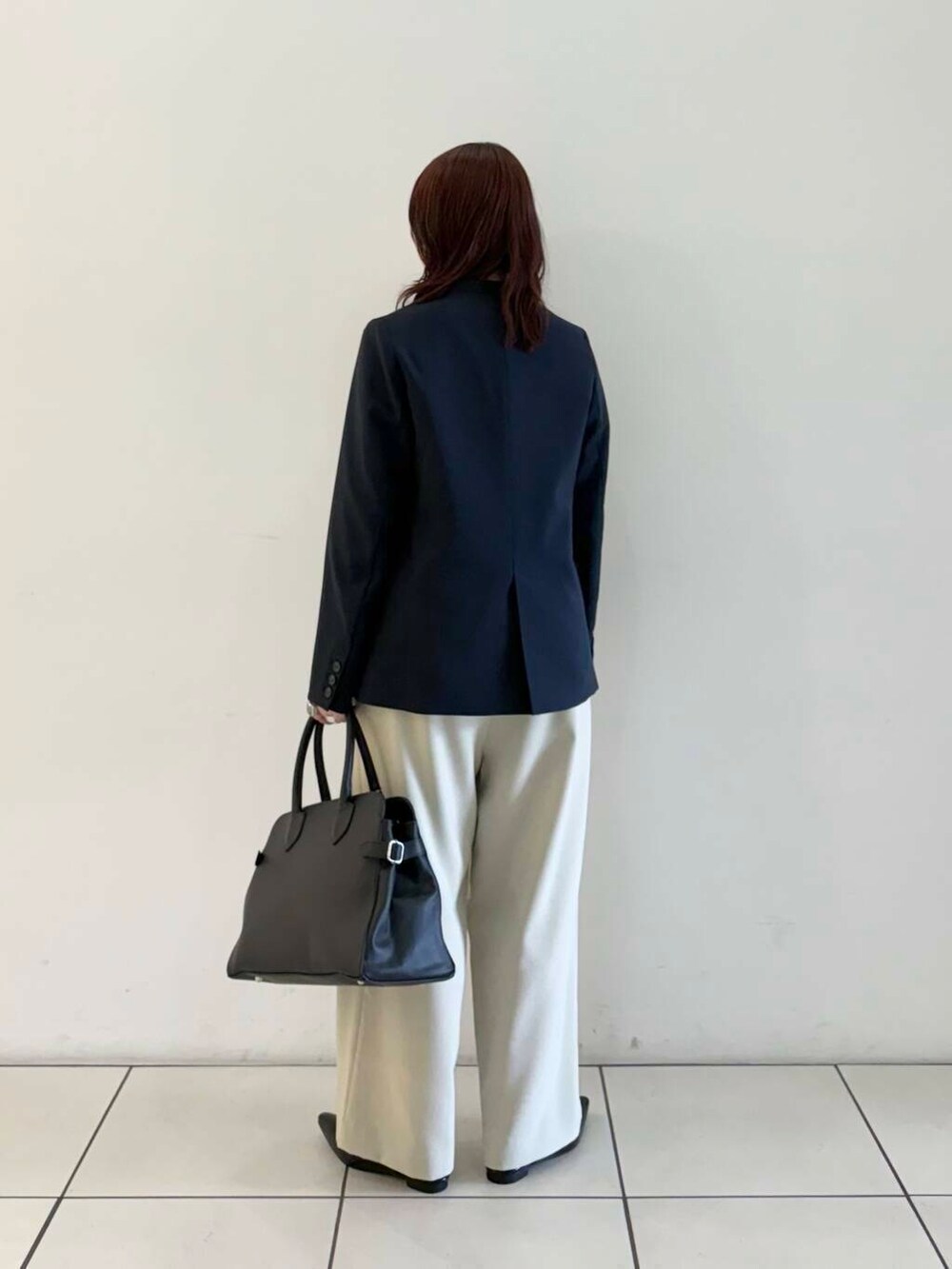 ベージュ系のサロペット/オーバーオール、ブルー系のノーカラージャケット、ブラック系のパンプスを着用したレディースの春コーディネートの5枚目の写真